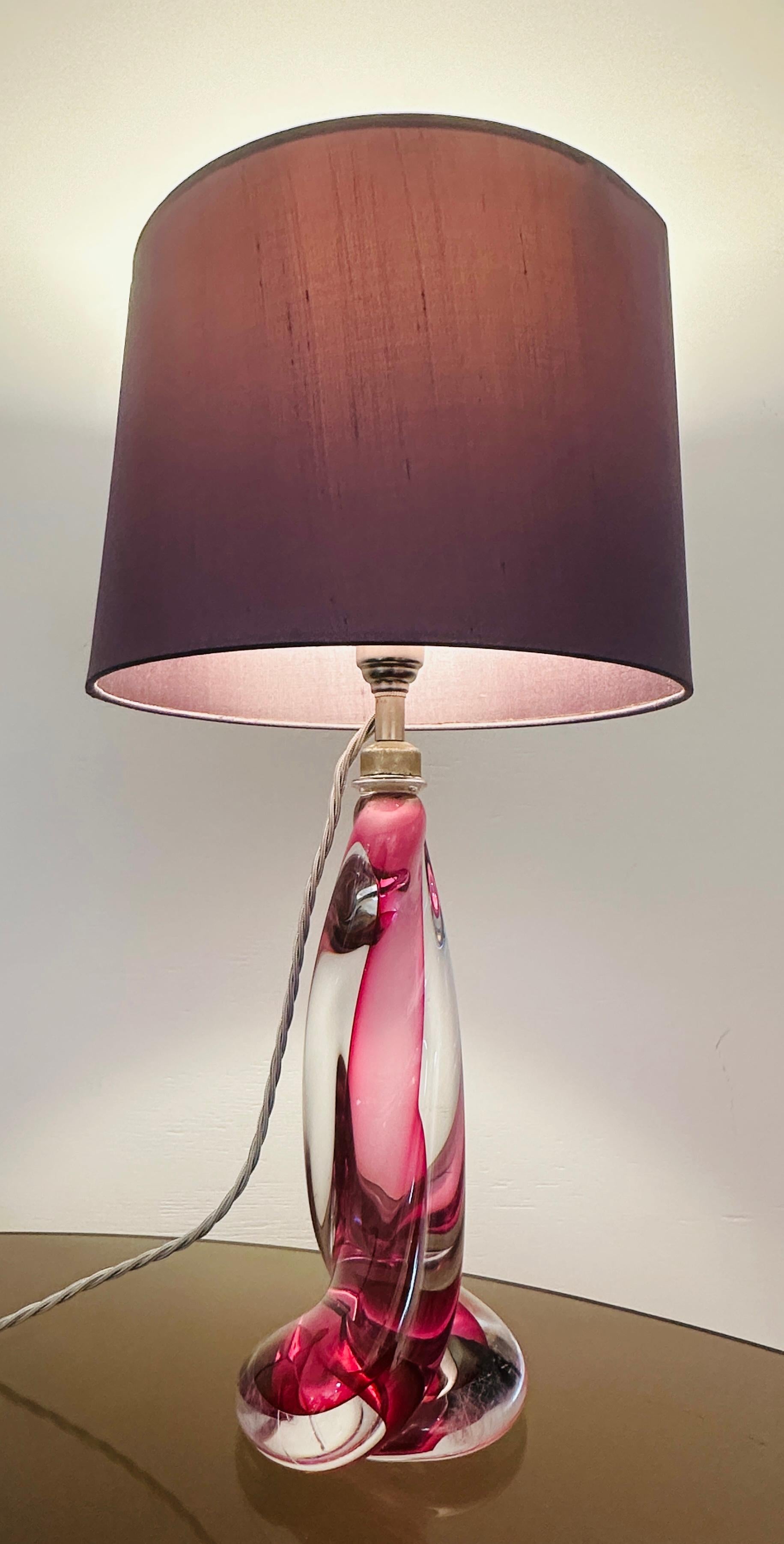 Mid-Century moderno Lampada con base in cristallo ritorto rosa e trasparente di Val St Lambert del 1950 in Belgio in vendita