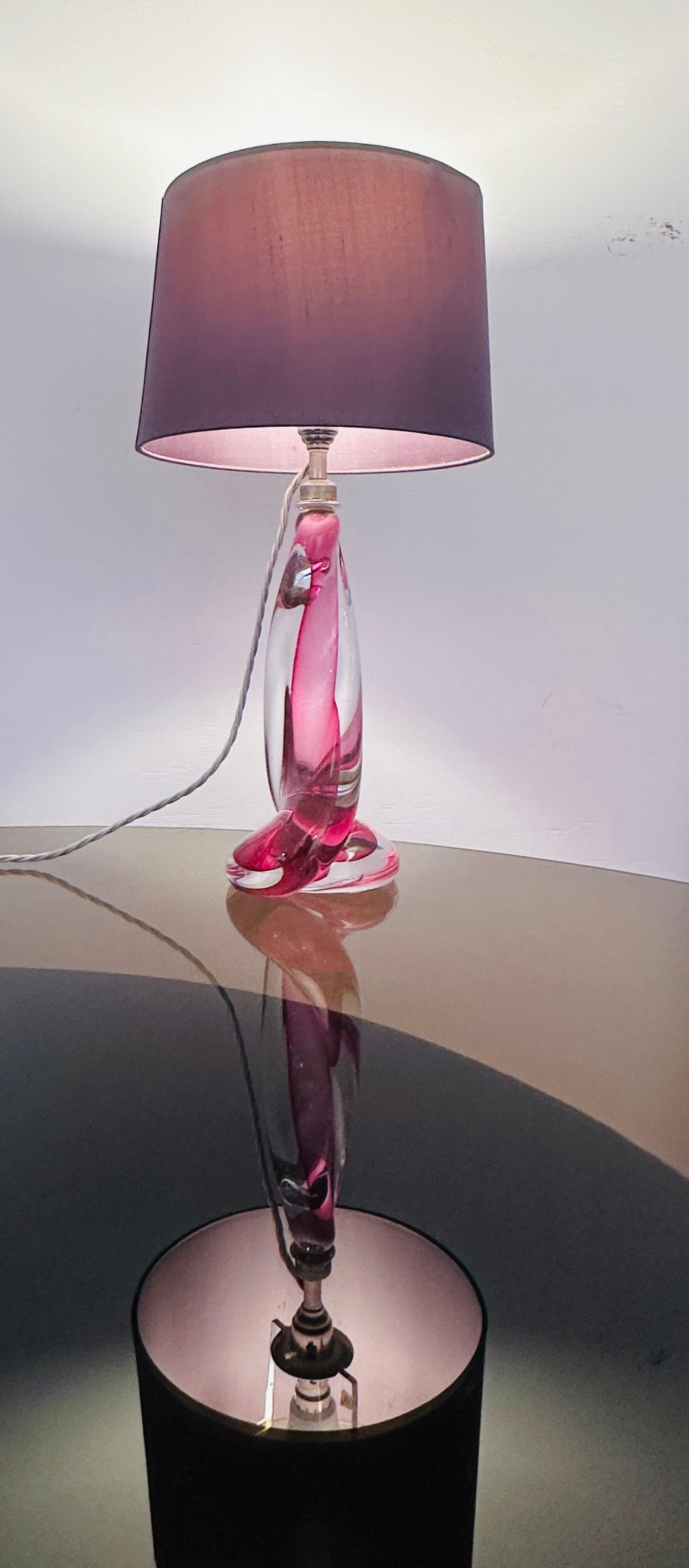 Lucidato Lampada con base in cristallo ritorto rosa e trasparente di Val St Lambert del 1950 in Belgio in vendita