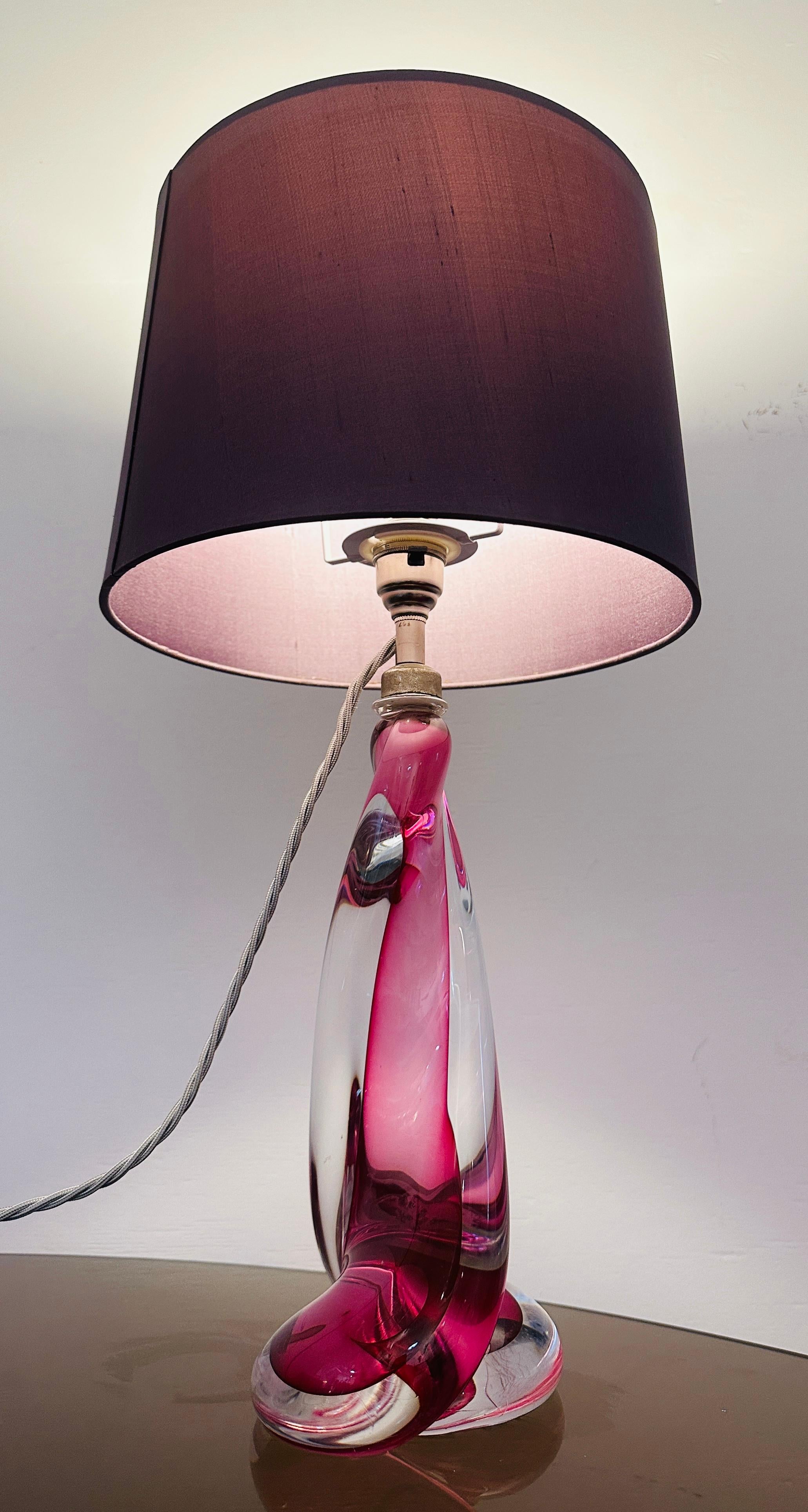 Lampada con base in cristallo ritorto rosa e trasparente di Val St Lambert del 1950 in Belgio In condizioni buone in vendita a London, GB
