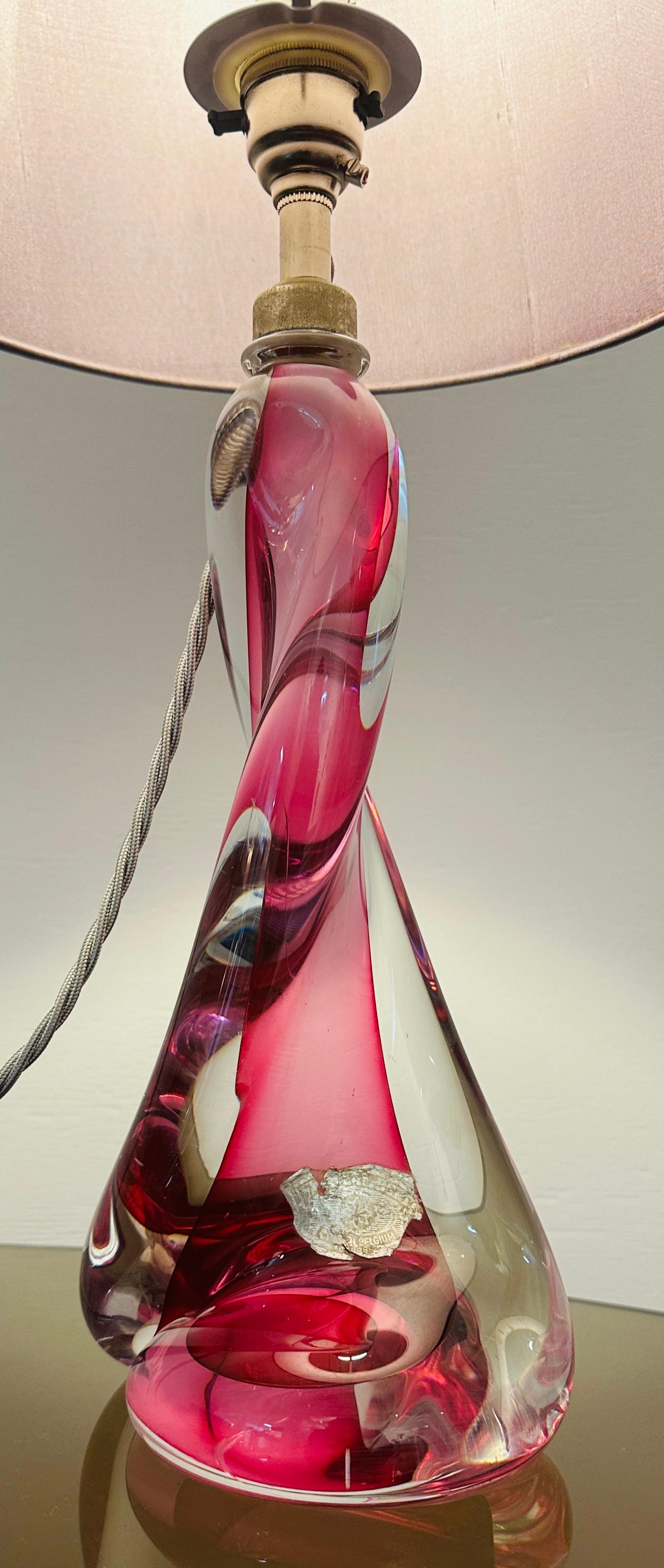 XX secolo Lampada con base in cristallo ritorto rosa e trasparente di Val St Lambert del 1950 in Belgio in vendita