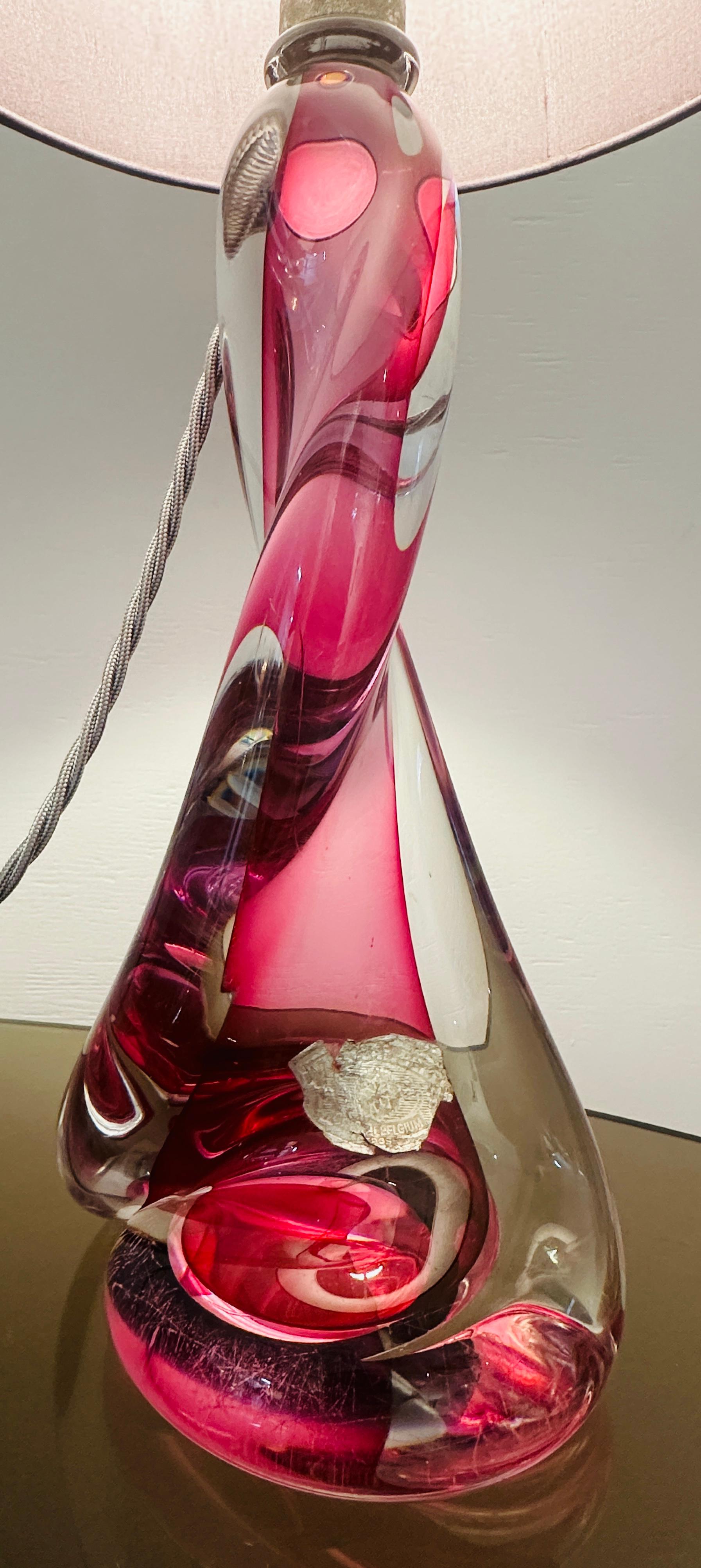 Metallo Lampada con base in cristallo ritorto rosa e trasparente di Val St Lambert del 1950 in Belgio in vendita