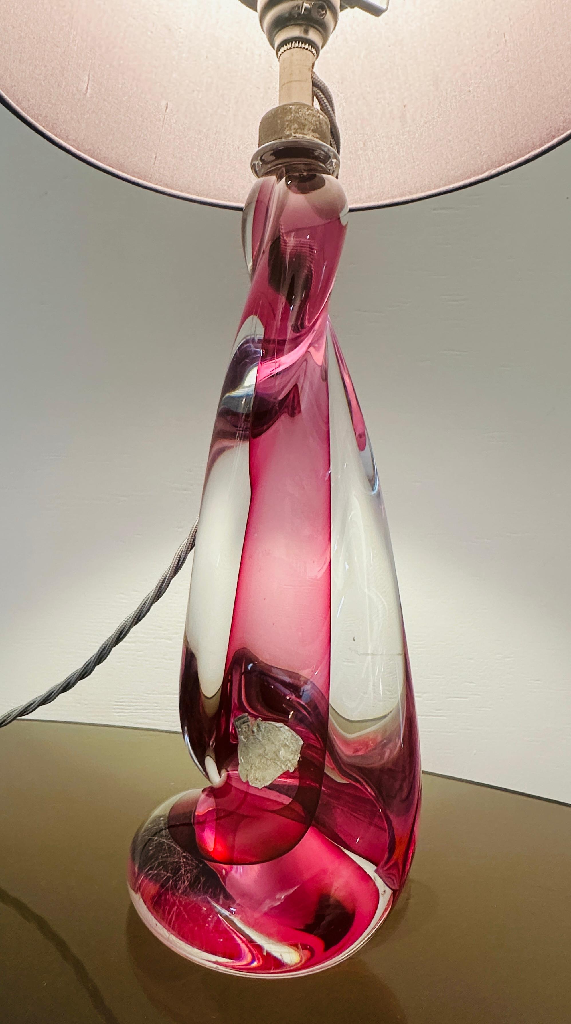 Lampada con base in cristallo ritorto rosa e trasparente di Val St Lambert del 1950 in Belgio in vendita 1