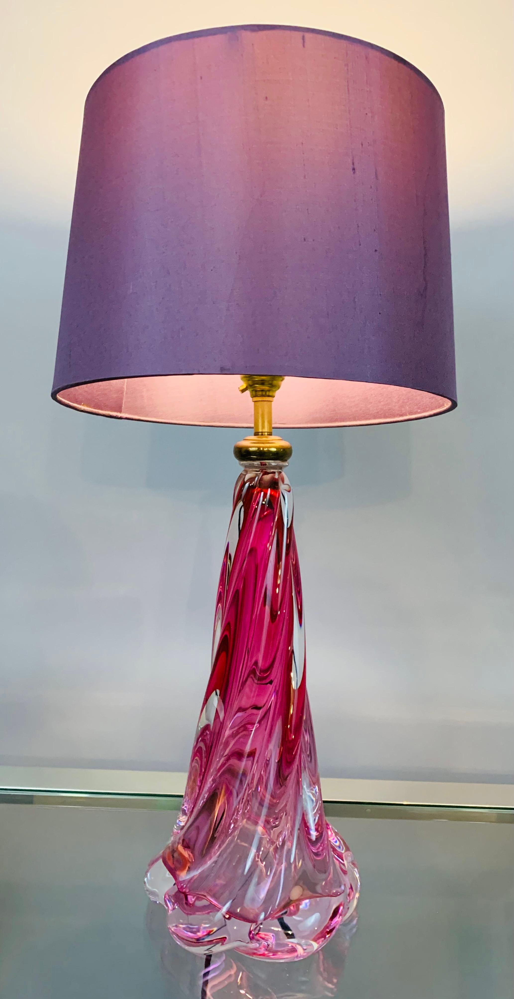 1950s Belgium Val Saint Lambert pink and clear crystal glass twisted lamp base. The lamp base fades from a vivid pink at the top to become clearer towards the bottom. The lamp base has a beautiful flowing swirled design. A brass light fitting which