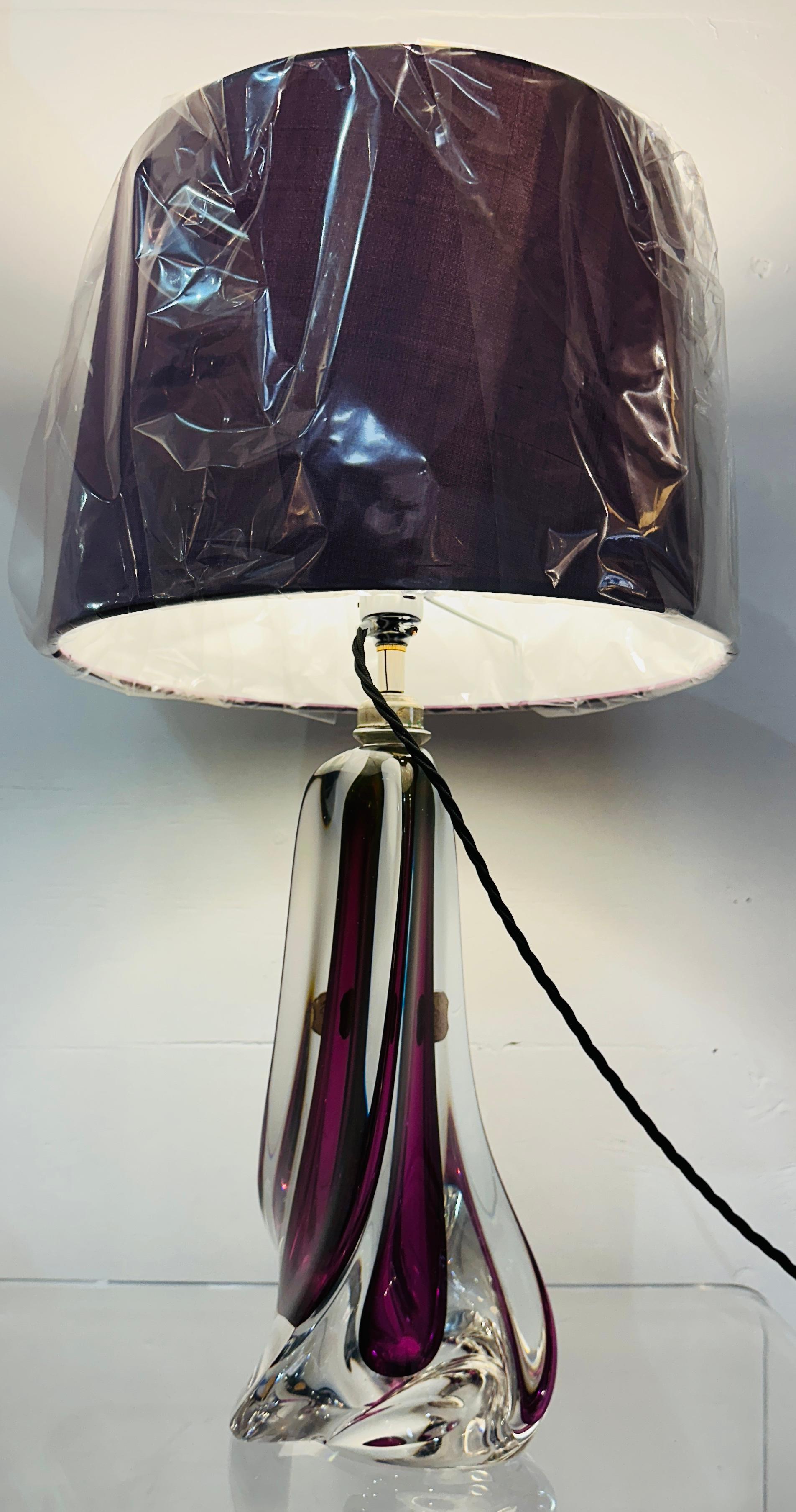 Lampada da tavolo geometrica in vetro trasparente e viola di Val St Lambert del 1950 in Belgio in vendita 2
