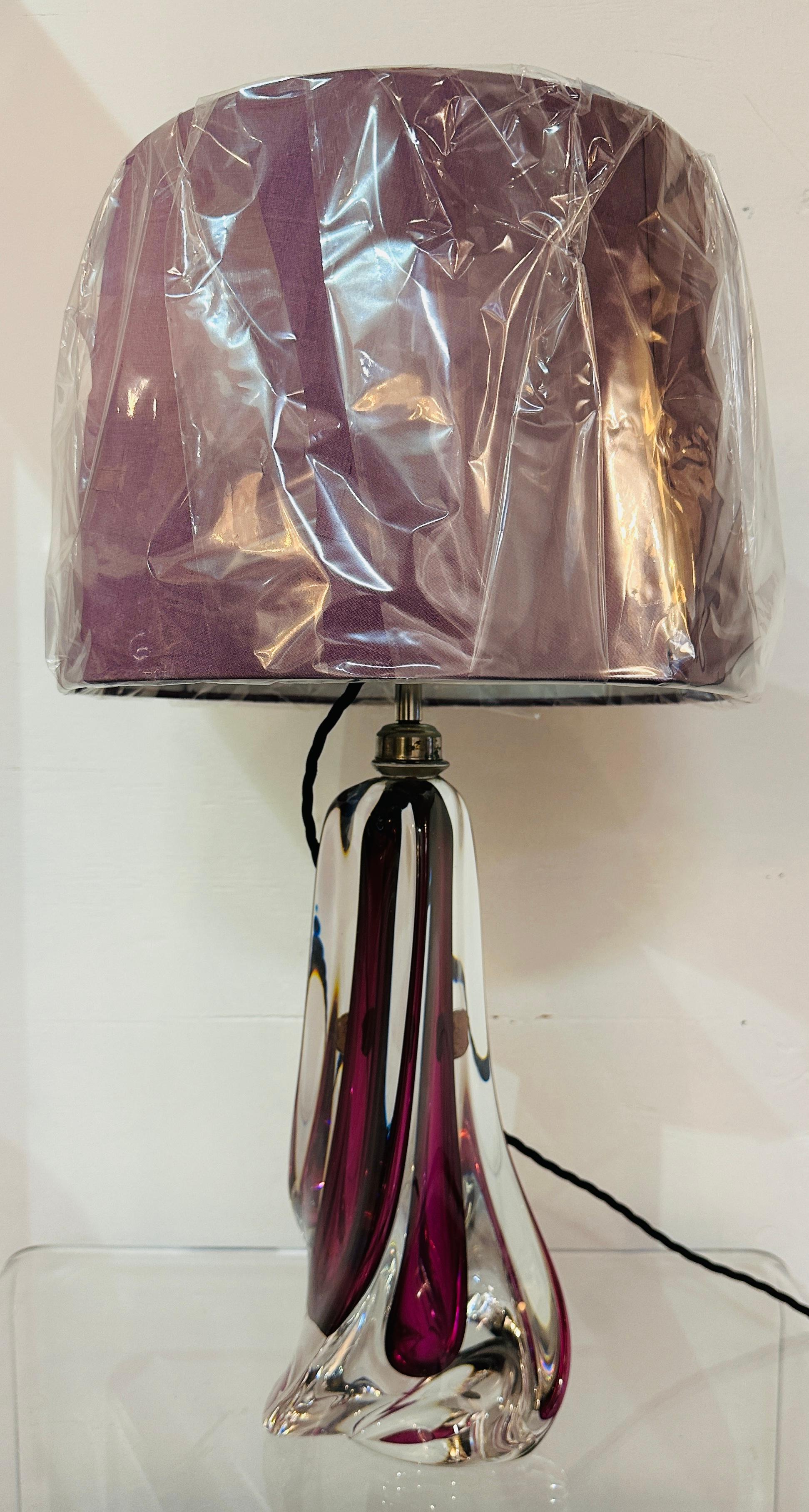 Lampada da tavolo geometrica in vetro trasparente e viola di Val St Lambert del 1950 in Belgio in vendita 4