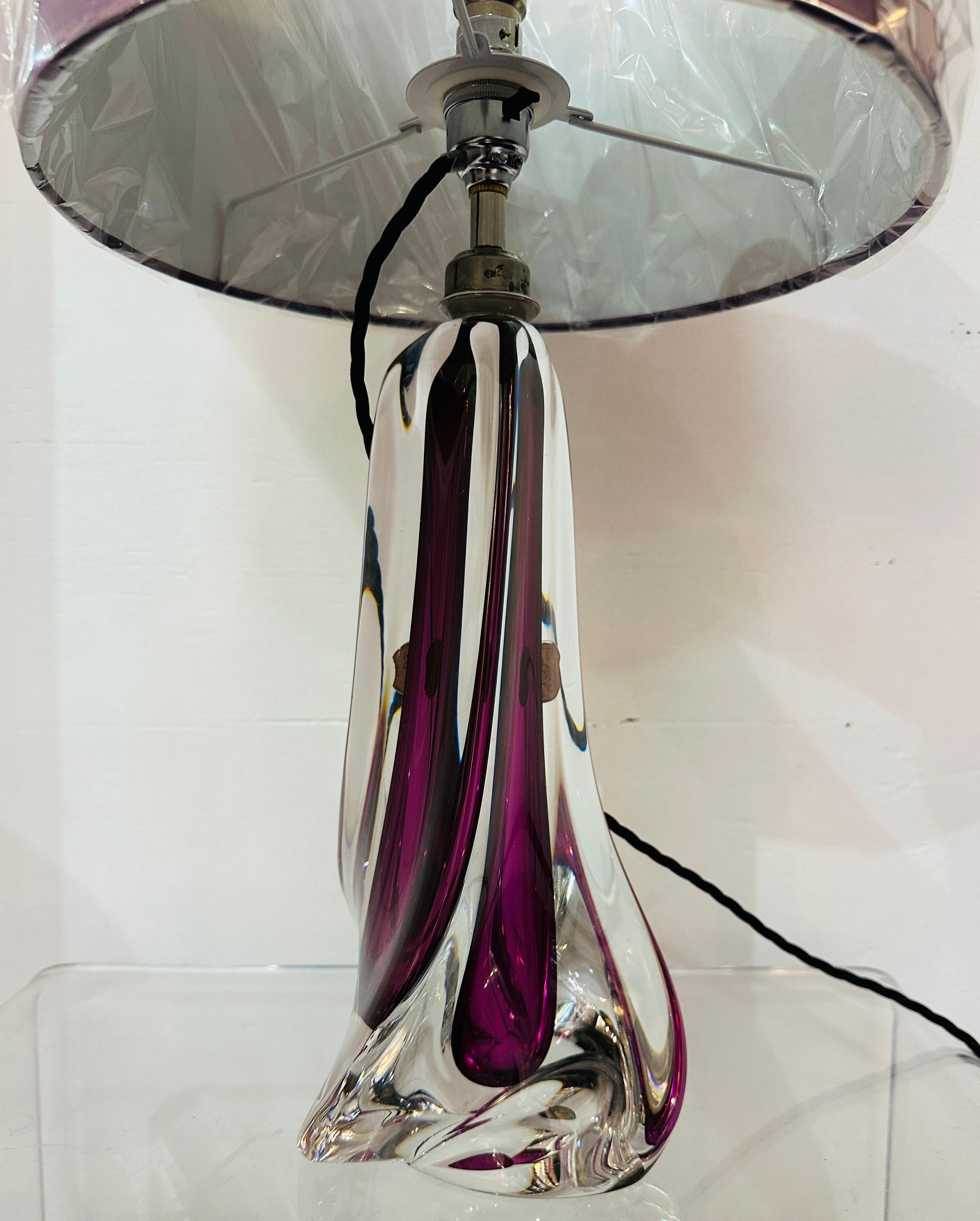 Lampada da tavolo geometrica in vetro trasparente e viola di Val St Lambert del 1950 in Belgio in vendita 5