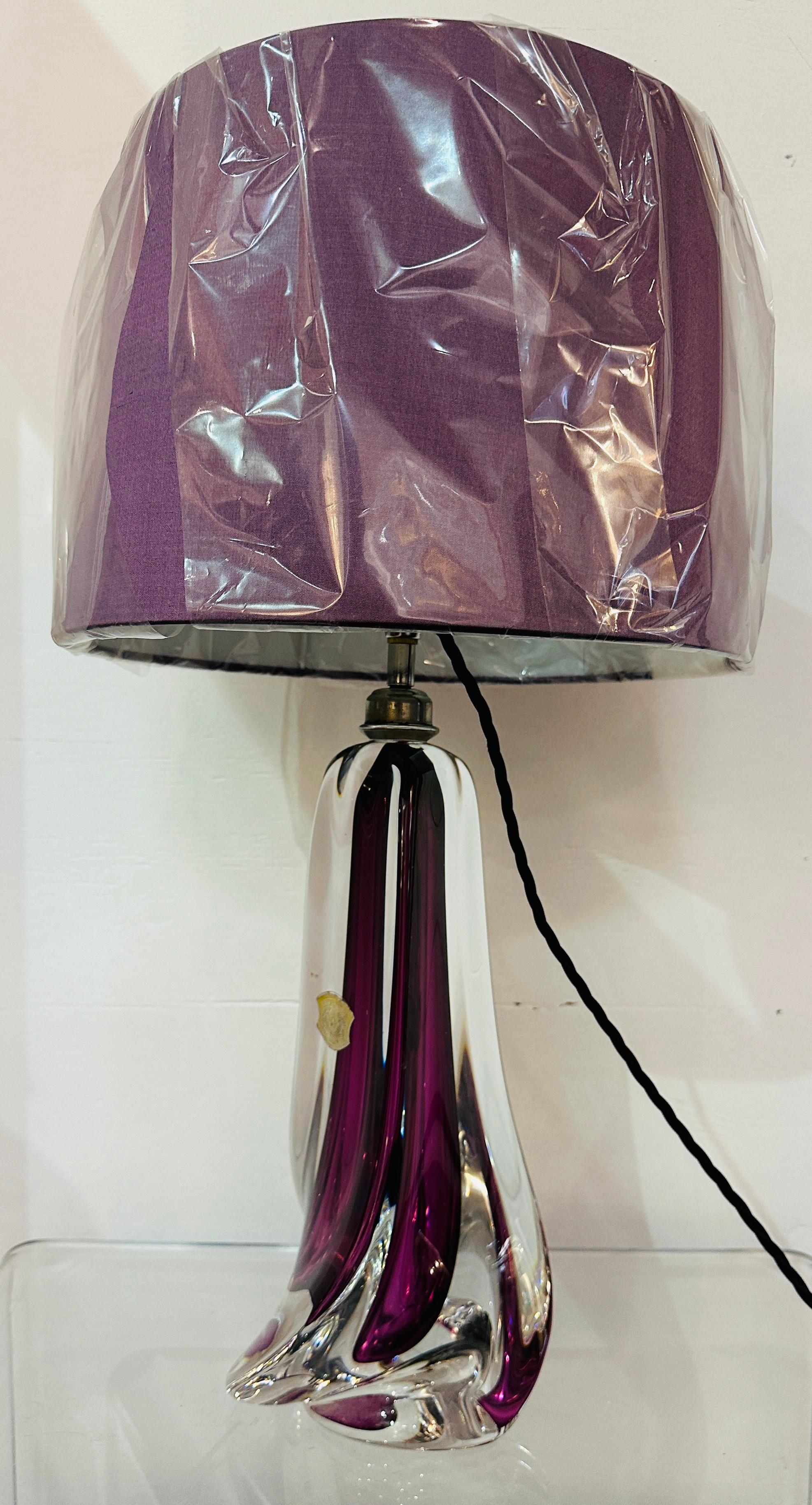 Lampada da tavolo geometrica in vetro trasparente e viola di Val St Lambert del 1950 in Belgio in vendita 9