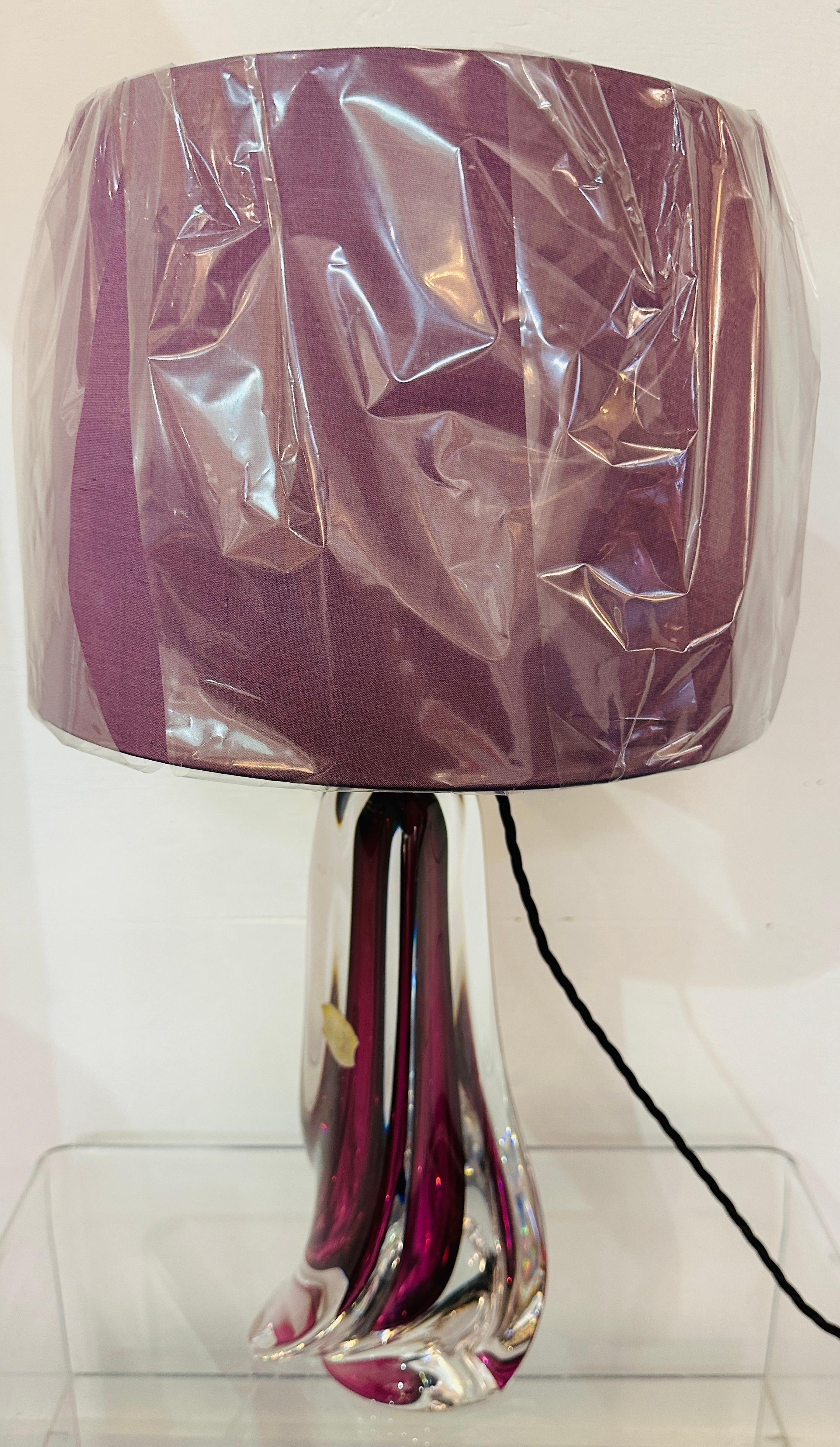 Lampada da tavolo geometrica in vetro trasparente e viola di Val St Lambert del 1950 in Belgio in vendita 11