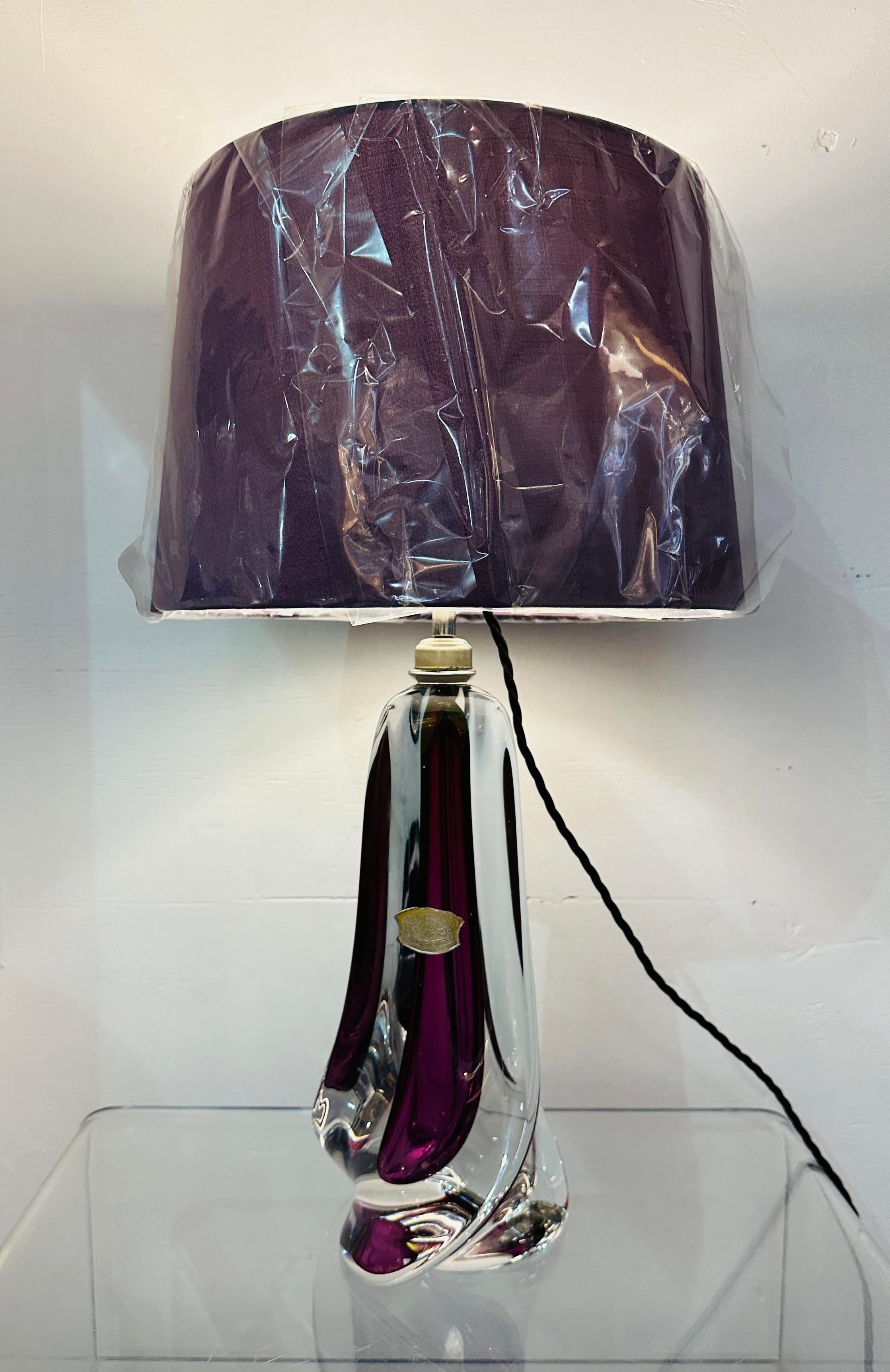 Lampada da tavolo in vetro viola e cristallo trasparente di Val Saint Lambert del 1950 in Belgio, dalla forma geometrica affusolata.  La lampada è dotata di un attacco a baionetta cromato. Soffiati a mano in pesante vetro di cristallo al piombo,