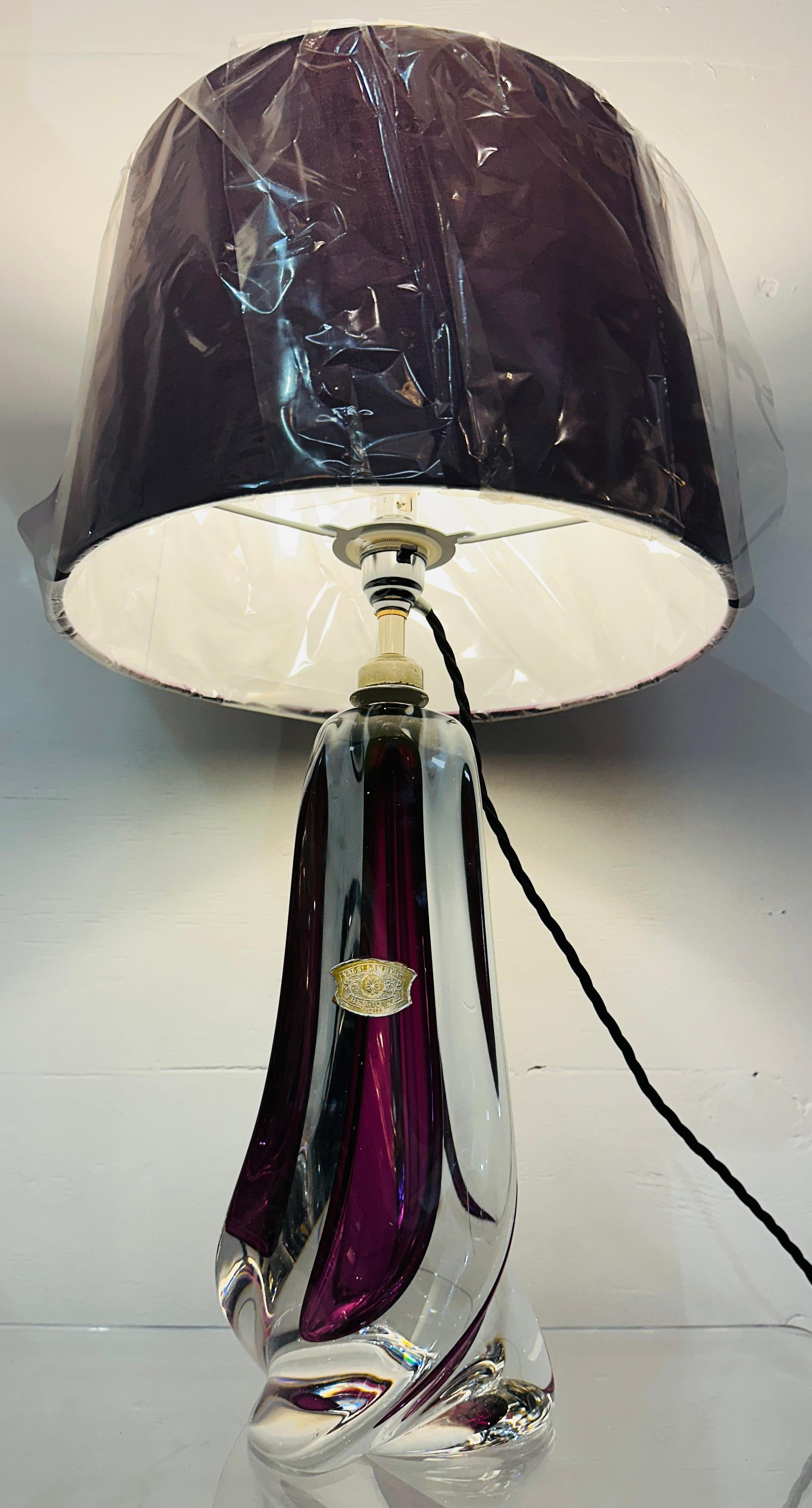 Mid-Century moderno Lampada da tavolo geometrica in vetro trasparente e viola di Val St Lambert del 1950 in Belgio in vendita