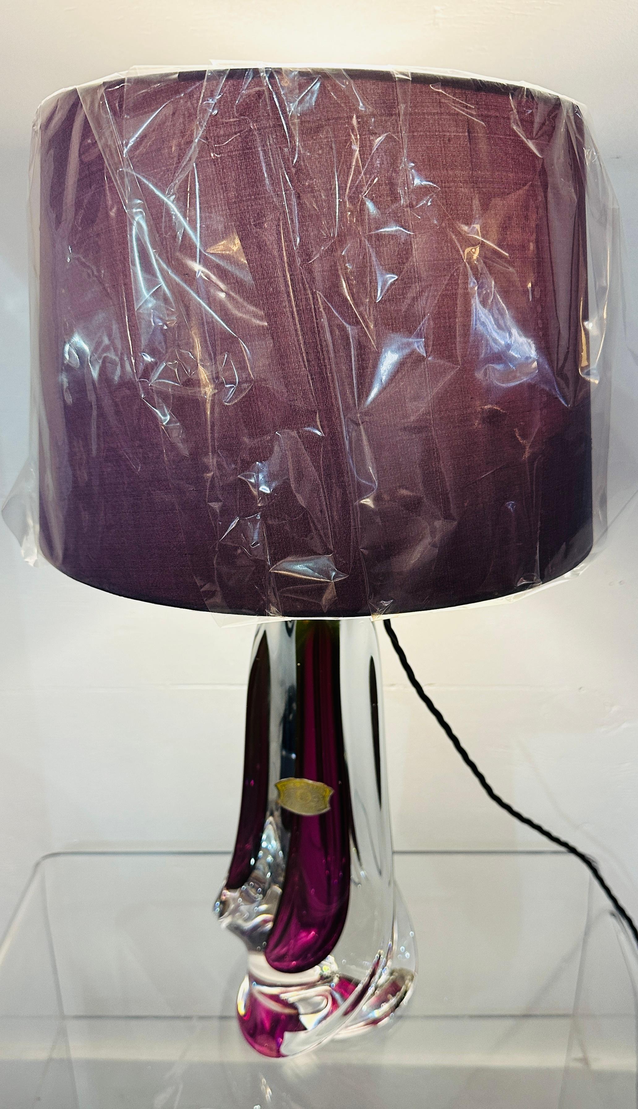 Belga Lampada da tavolo geometrica in vetro trasparente e viola di Val St Lambert del 1950 in Belgio in vendita