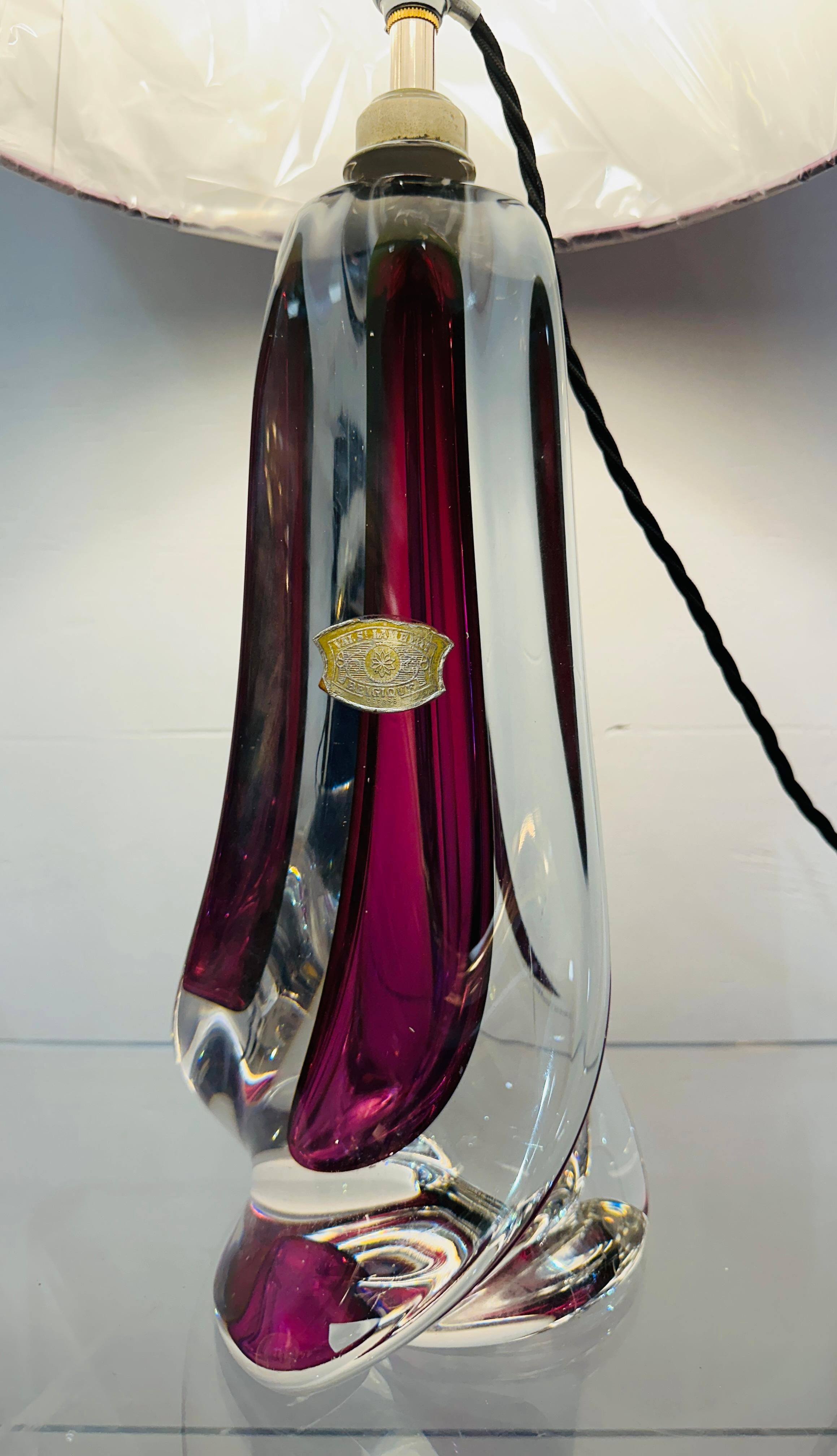 Lucidato Lampada da tavolo geometrica in vetro trasparente e viola di Val St Lambert del 1950 in Belgio in vendita