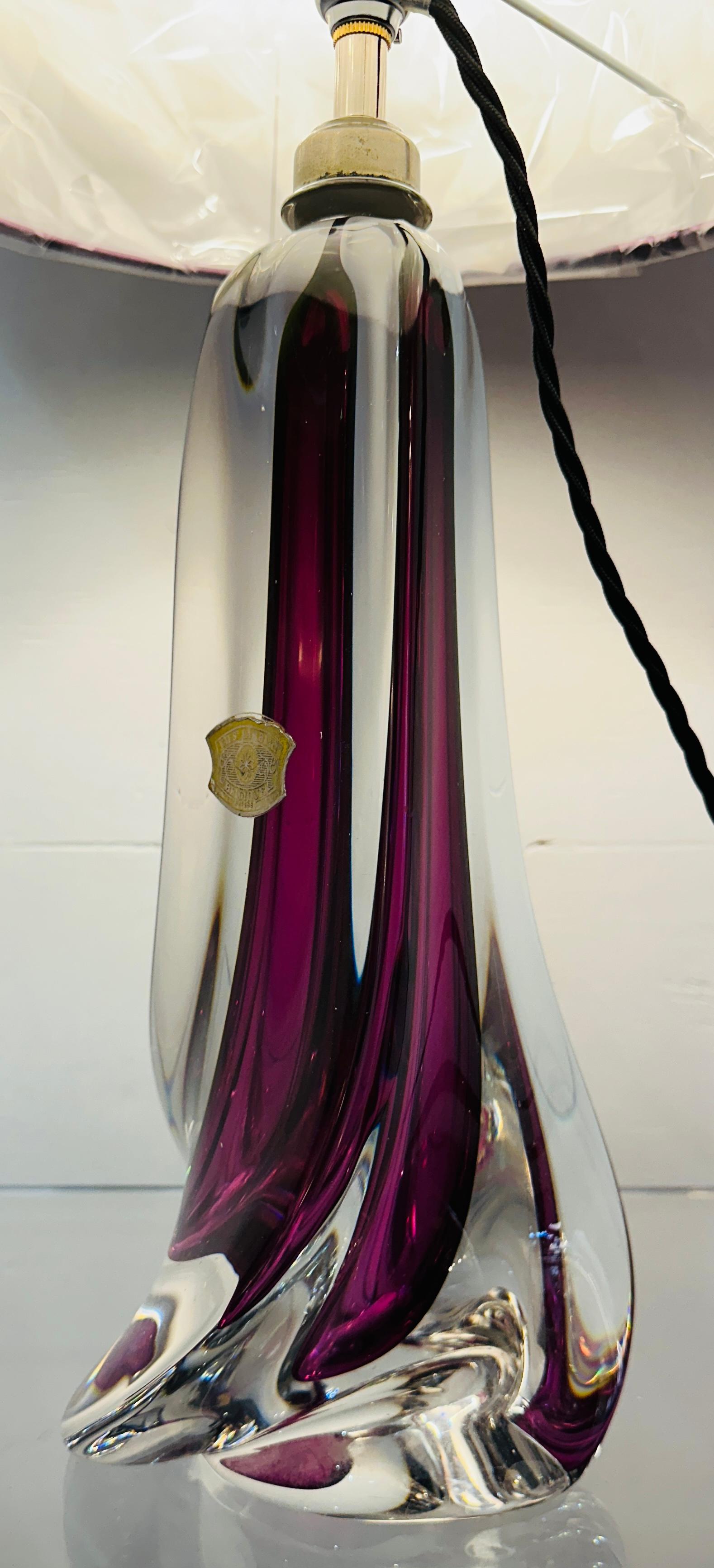 XX secolo Lampada da tavolo geometrica in vetro trasparente e viola di Val St Lambert del 1950 in Belgio in vendita