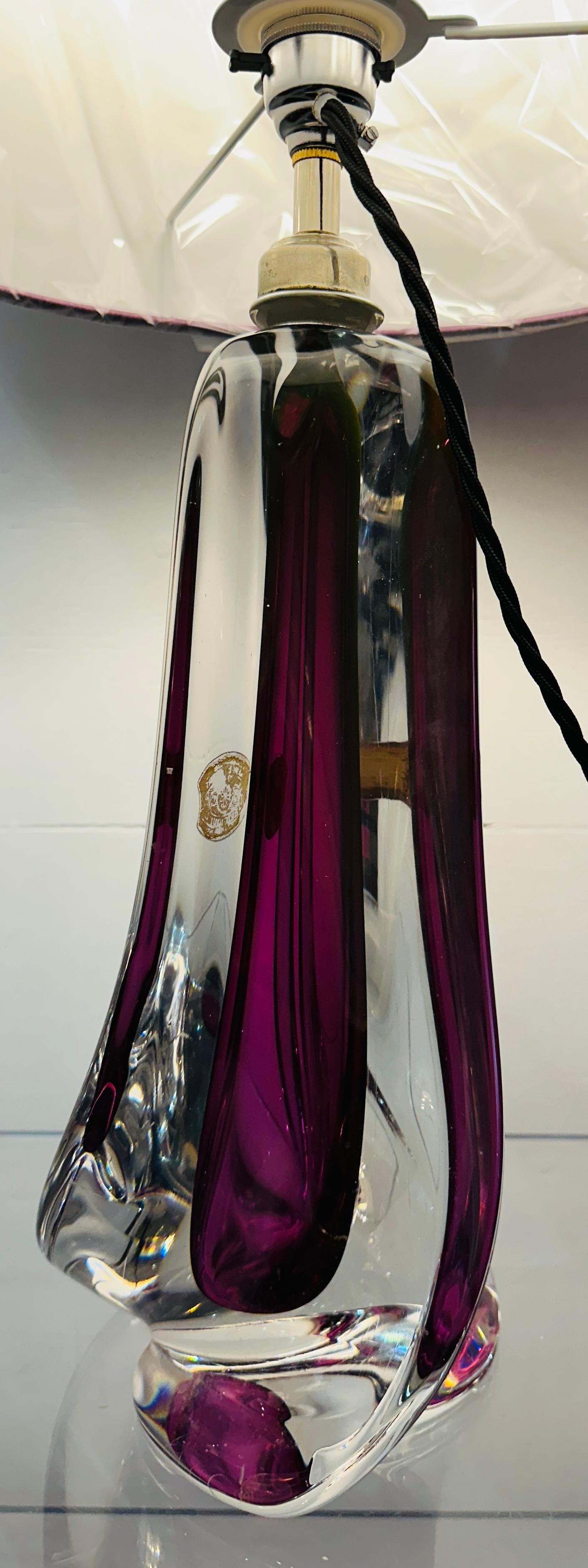 Metallo Lampada da tavolo geometrica in vetro trasparente e viola di Val St Lambert del 1950 in Belgio in vendita