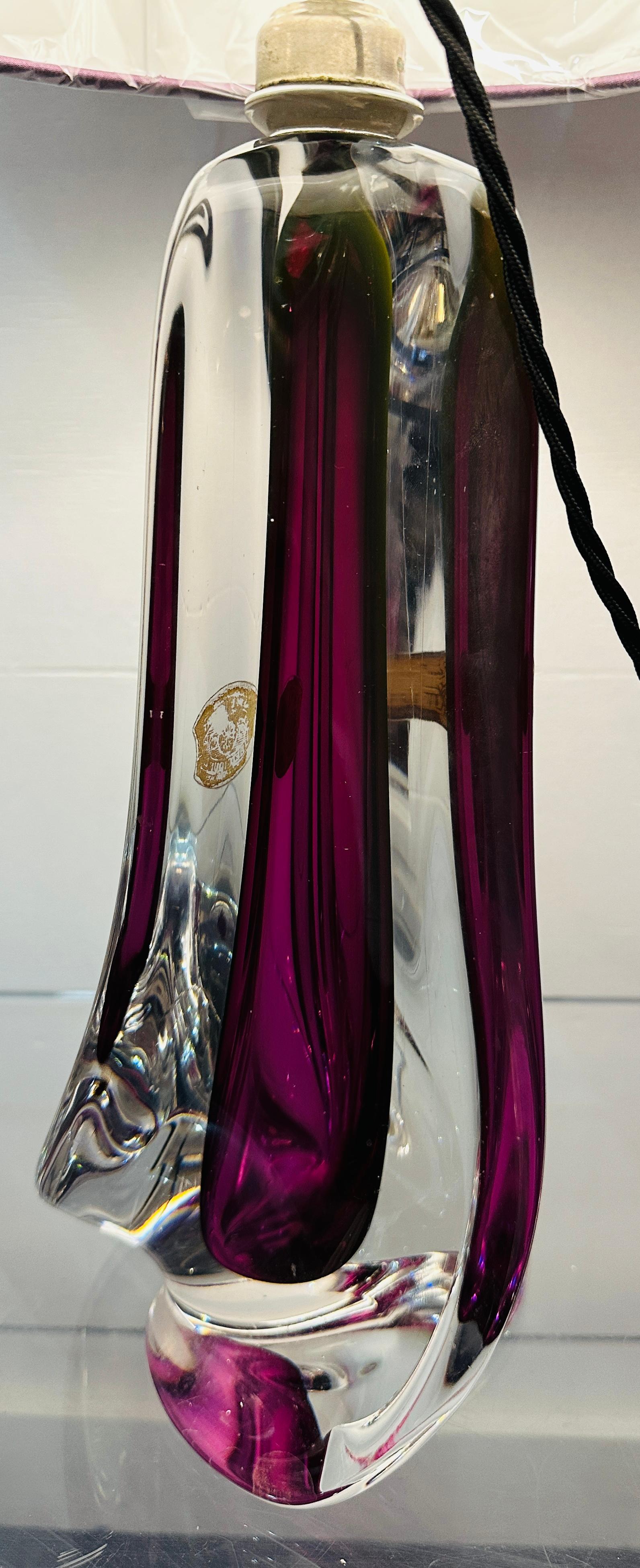 Lampada da tavolo geometrica in vetro trasparente e viola di Val St Lambert del 1950 in Belgio in vendita 1