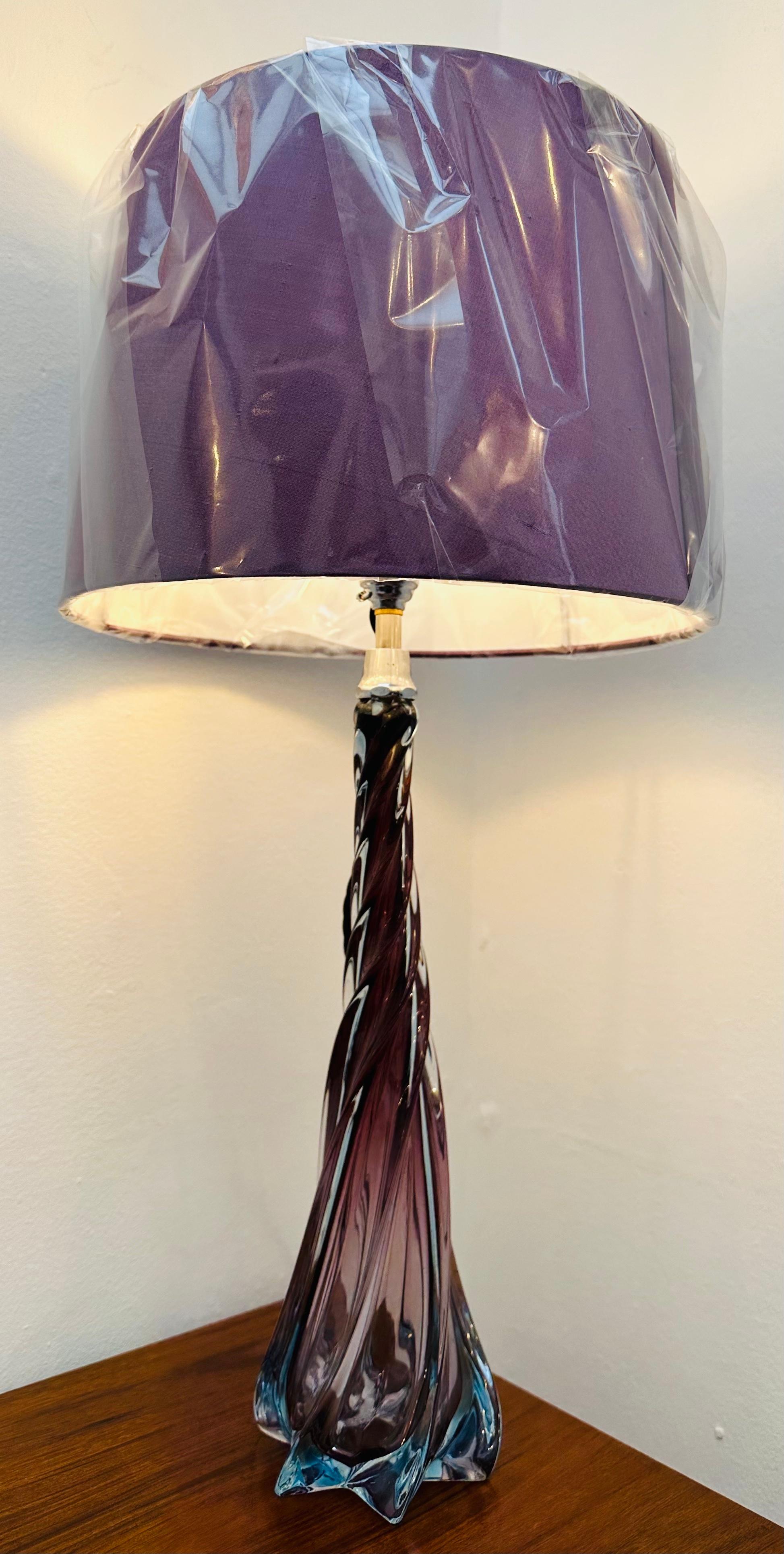 Magnifique lampe de table belge des années 1950, attribuée à Val Saint Lambert. Cette lampe de table tourbillonnante est violette au sommet, le bleu étant progressivement introduit dans chacune des ailettes qui forment une étoile à six branches à la