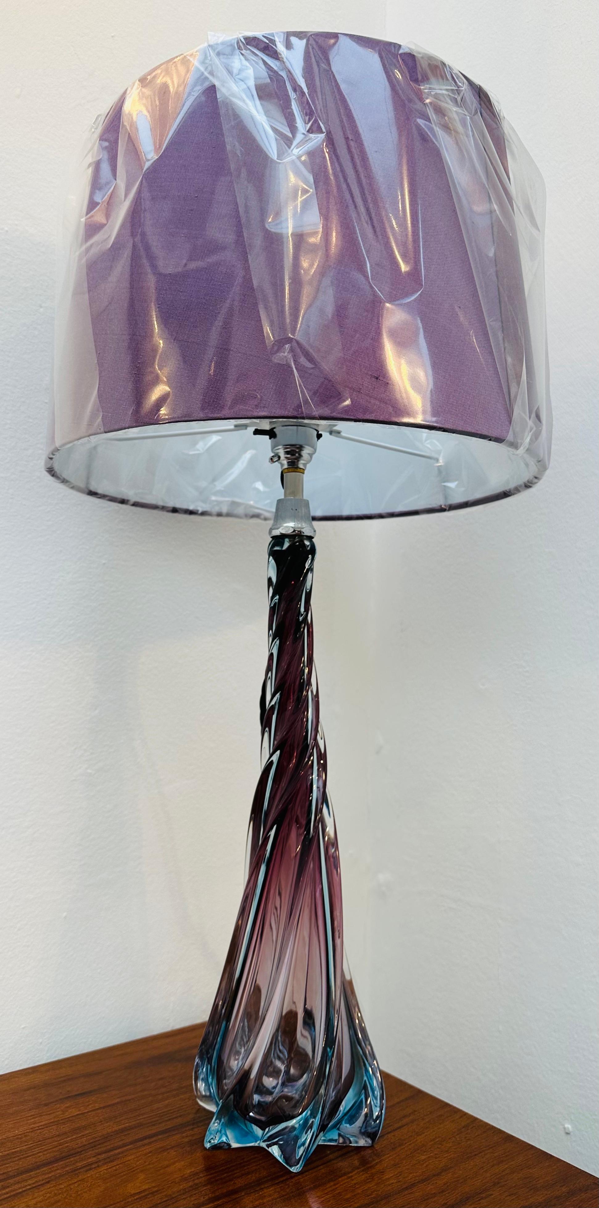 20ième siècle Lampe de bureau tourbillonnante en verre bleu violet et transparent de style Val St Lambert, Belgique, années 1950 en vente