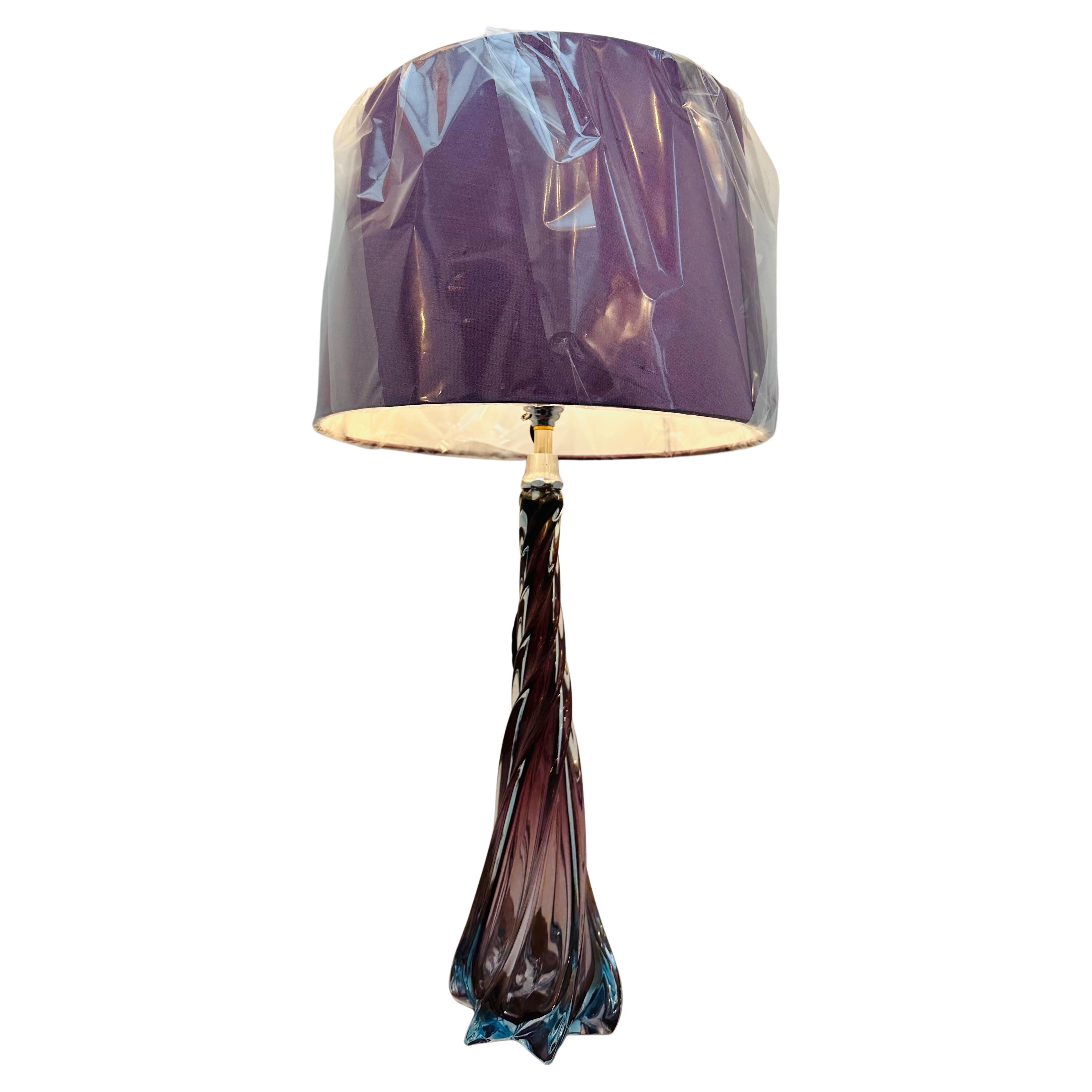 Lampe de bureau tourbillonnante en verre bleu violet et transparent de style Val St Lambert, Belgique, années 1950