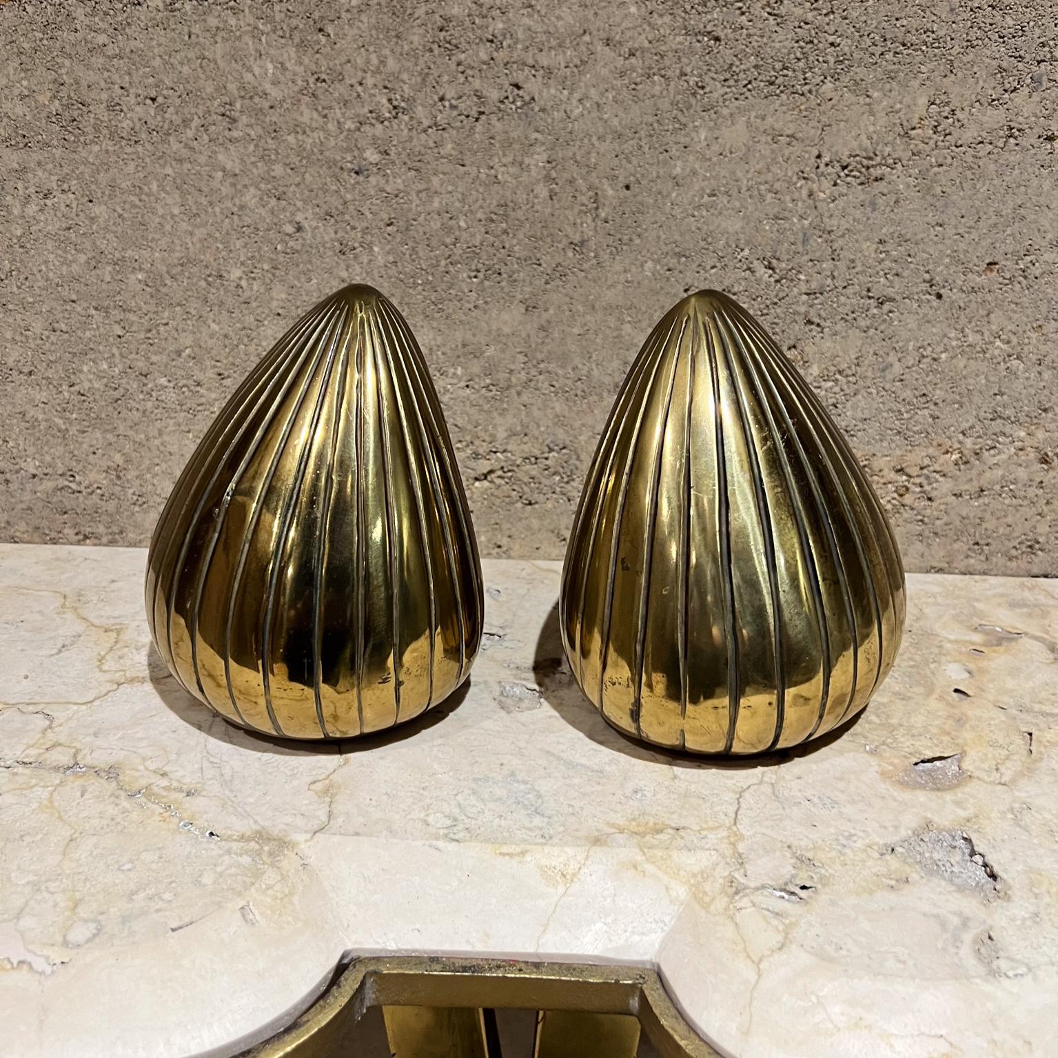 1950s Ben Seibel Brass Clam Shell Bookend Set
Brass bookends designed by Ben Seibel for Jenfredware
5.5 h x 4 d x 5.5 w
Preowned original vintage condition
Refer to listed images