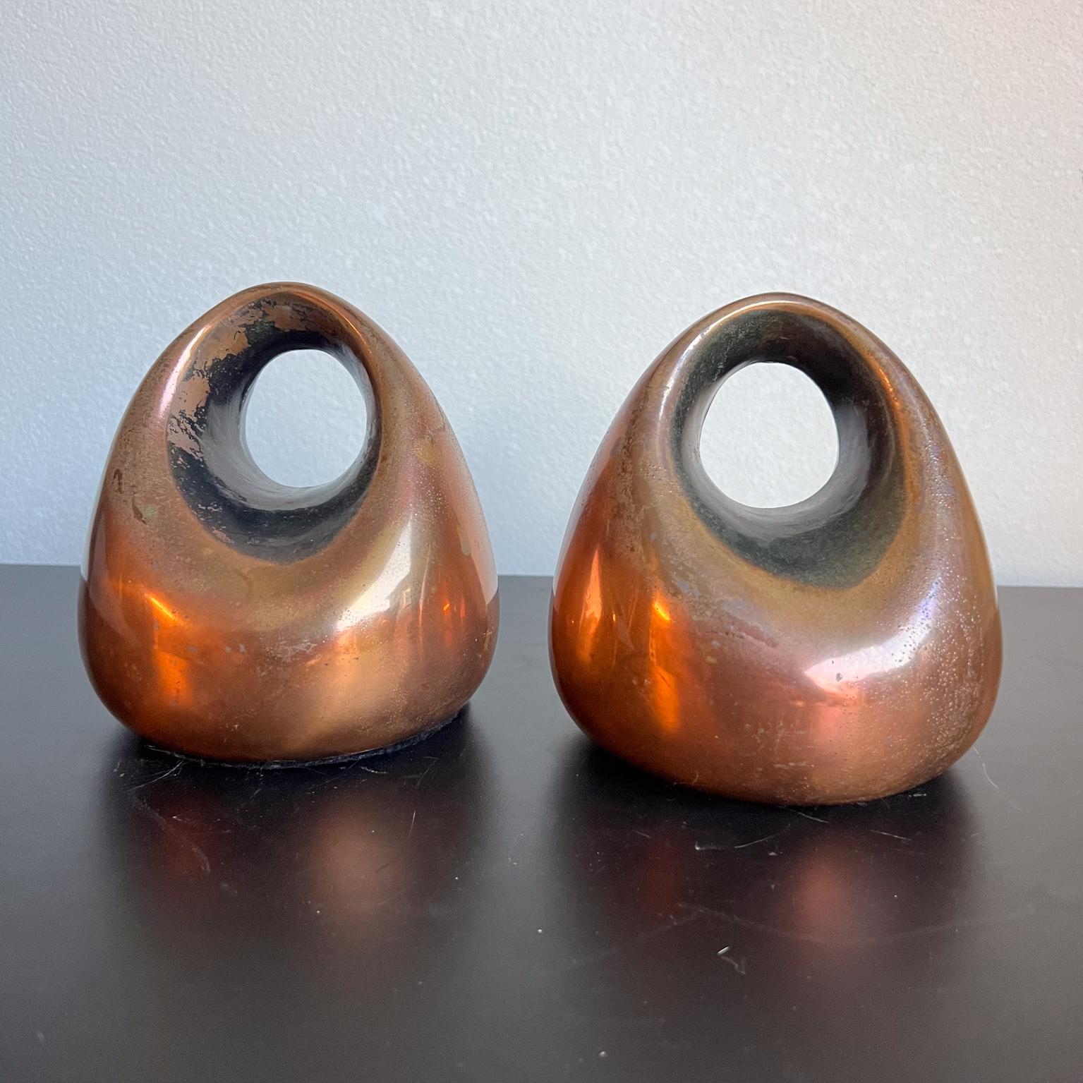 1950s Ben Seibel Copper Orb Bookend Set
Copper bookends designed by Ben Seibel for Jenfredware
5.5 h x 5 w x 3.75 d
Preowned original vintage condition patina present.
Refer to listed images