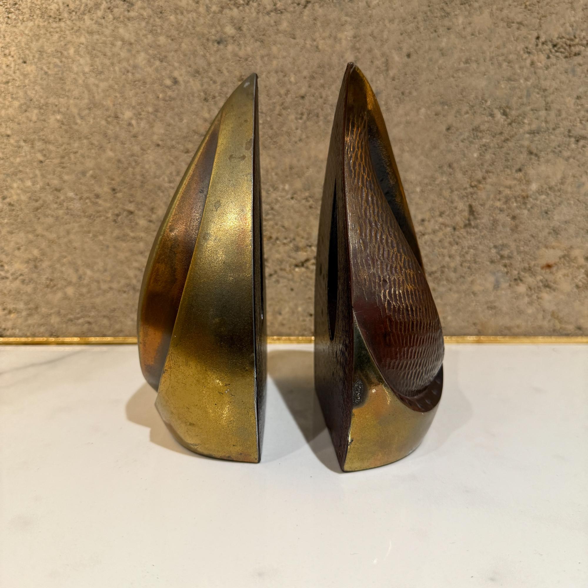 Serre-livres modernes en laiton en forme de flamme en forme de goutte d'eau sculpturale de Ben Seibel, années 1950 en vente 6