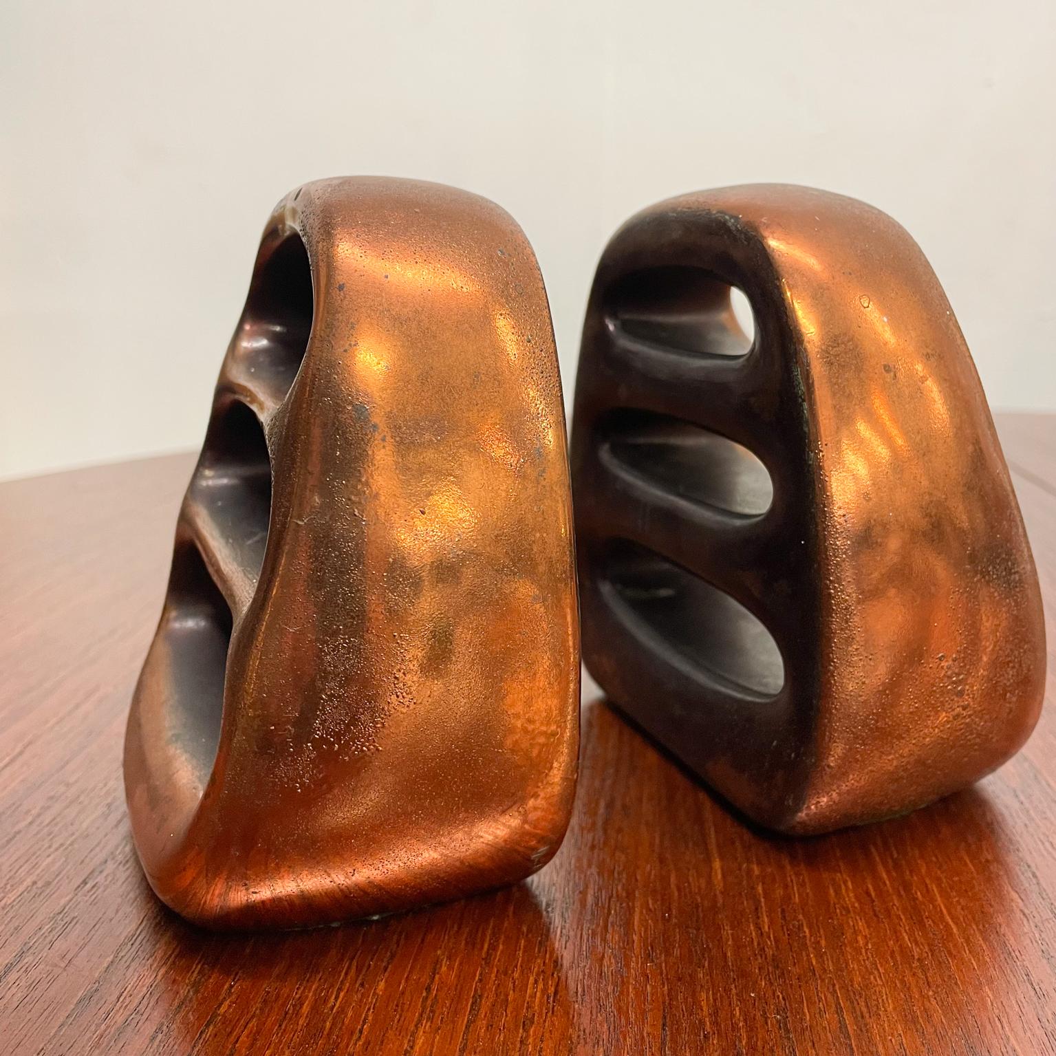 Ladder Bookends
Ben Seibel for Jenfred - Ware Sculptural Ladder Bookends Striking Midcentury Modern design 1950s
Crafted with Copper Plate
Original label is present
5.13h x 4.63 w x 2.88 d inches
Original Preowned Vintage unrestored