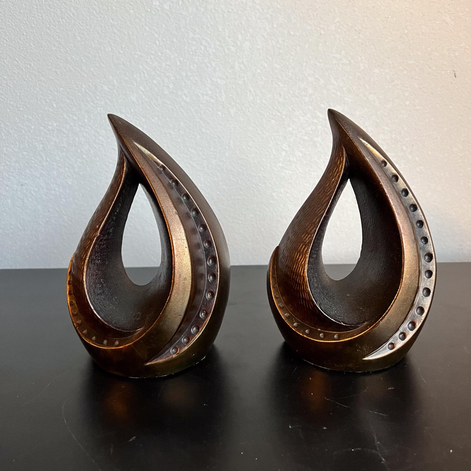 1950s Ben Seibel Copper Teardrop Flame Bookend Set
Copper bookends designed by Ben Seibel for Jenfredware
6.5 h x 4.5 w x 2.25 d
Preowned original vintage condition
Refer to listed images.