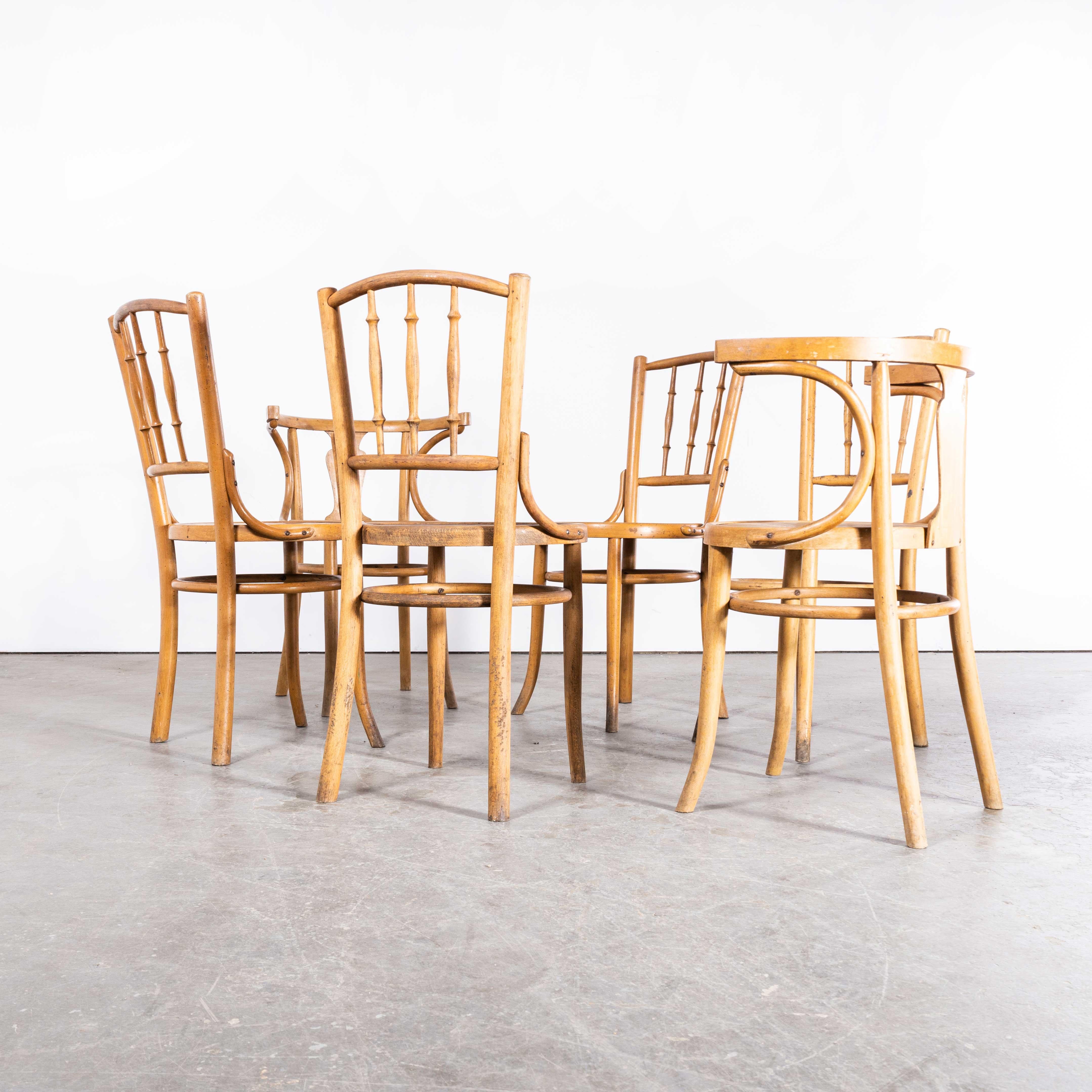 Sedie da pranzo Debrecen bionde in legno di Bentwood degli anni '50 - Set di sei sedie
Sedie da pranzo Debrecen bionde in legno Bentwood degli anni '50 - Set di sei. È difficile essere precisi sull'origine di queste sedie perché si conosce poco