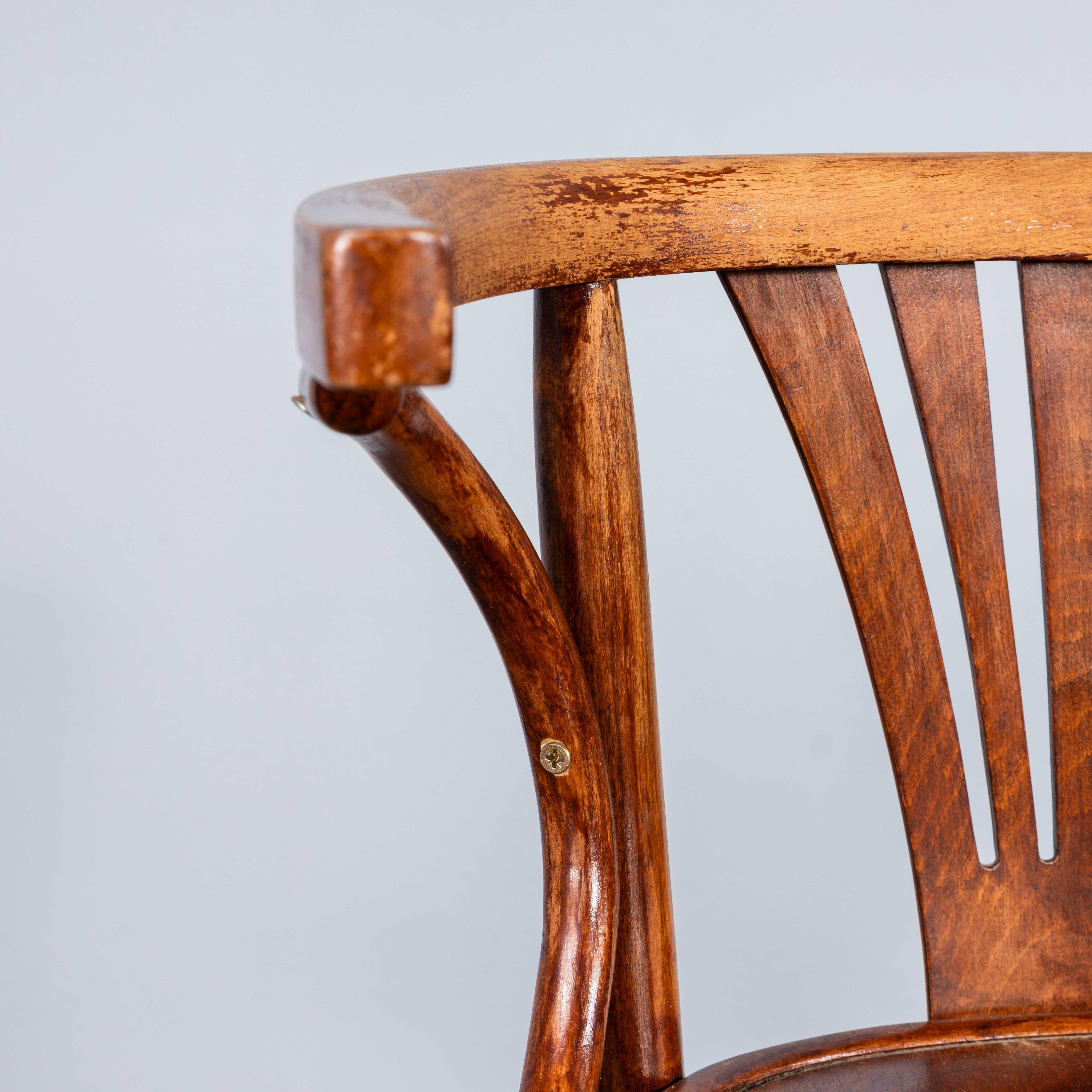 1950's Bentwood Debrecen Dining Arm Chairs - Set von vier
1950's Bentwood Debrecen Dining Arm Chairs - Set von vier. Seltener Satz von vier Stühlen des ungarischen Herstellers Debrecen Es ist schwer, den Ursprung dieser Stühle genau zu bestimmen, da