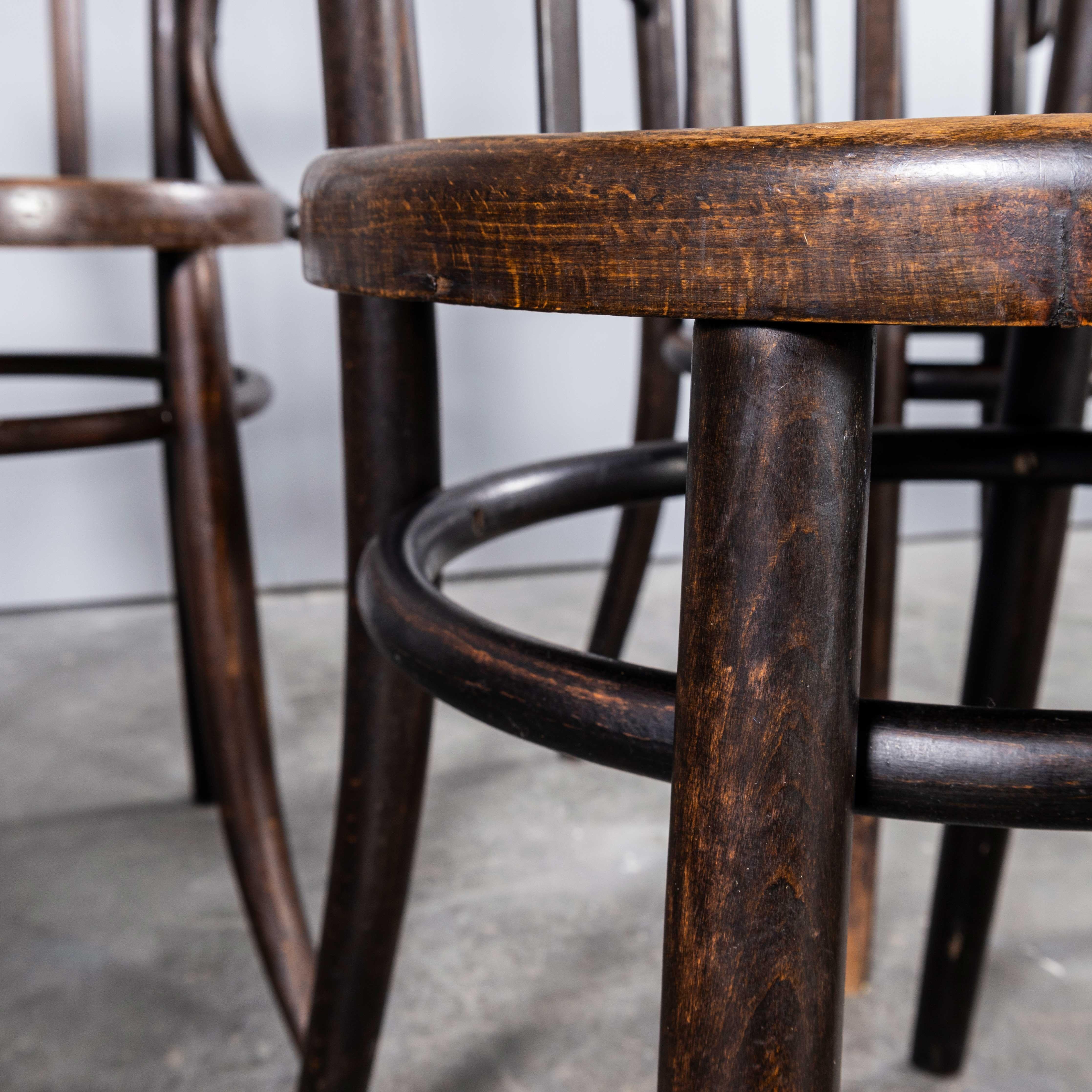 Fauteuils de salle à manger Debrecen en bois courbé des années 1950 - Lot de six
Fauteuils de salle à manger Debrecen en bois courbé des années 1950 - Ensemble de six. Rare ensemble de six chaises du fabricant hongrois Debrecen. Il est difficile