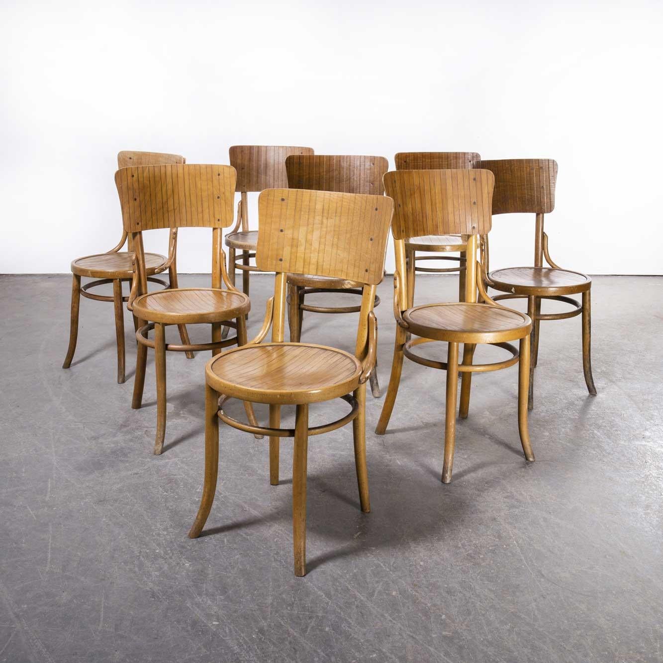 chaises de salle à manger Debrecen en bois de Bentwood des années 1950 - Ensemble de huit pièces
chaises de salle à manger Debrecen en bois de Bentwood des années 1950 - Ensemble de huit. Il est difficile d'être précis quant à l'origine de ces