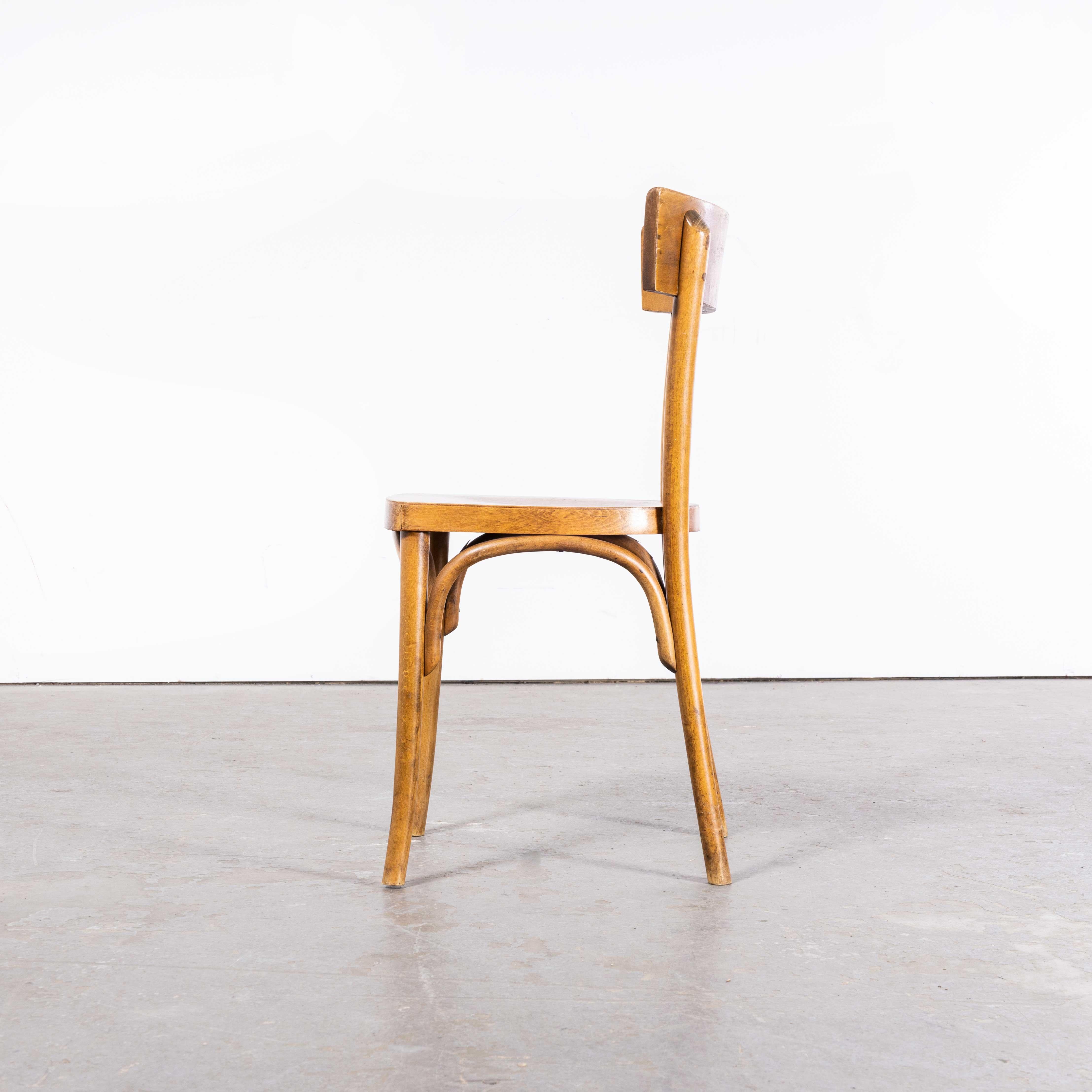 1950er Bugholz Mid Tan Single Bar Back Esszimmerstühle - Set von vier (2582)
1950s Bentwood Mid Tan Single Bar Back Dining Chairs - Set Of Four (2582). Qualitativ hochwertiges Set aus klassischen Bugholz-Esszimmerstühlen mit bequemer geschwungener