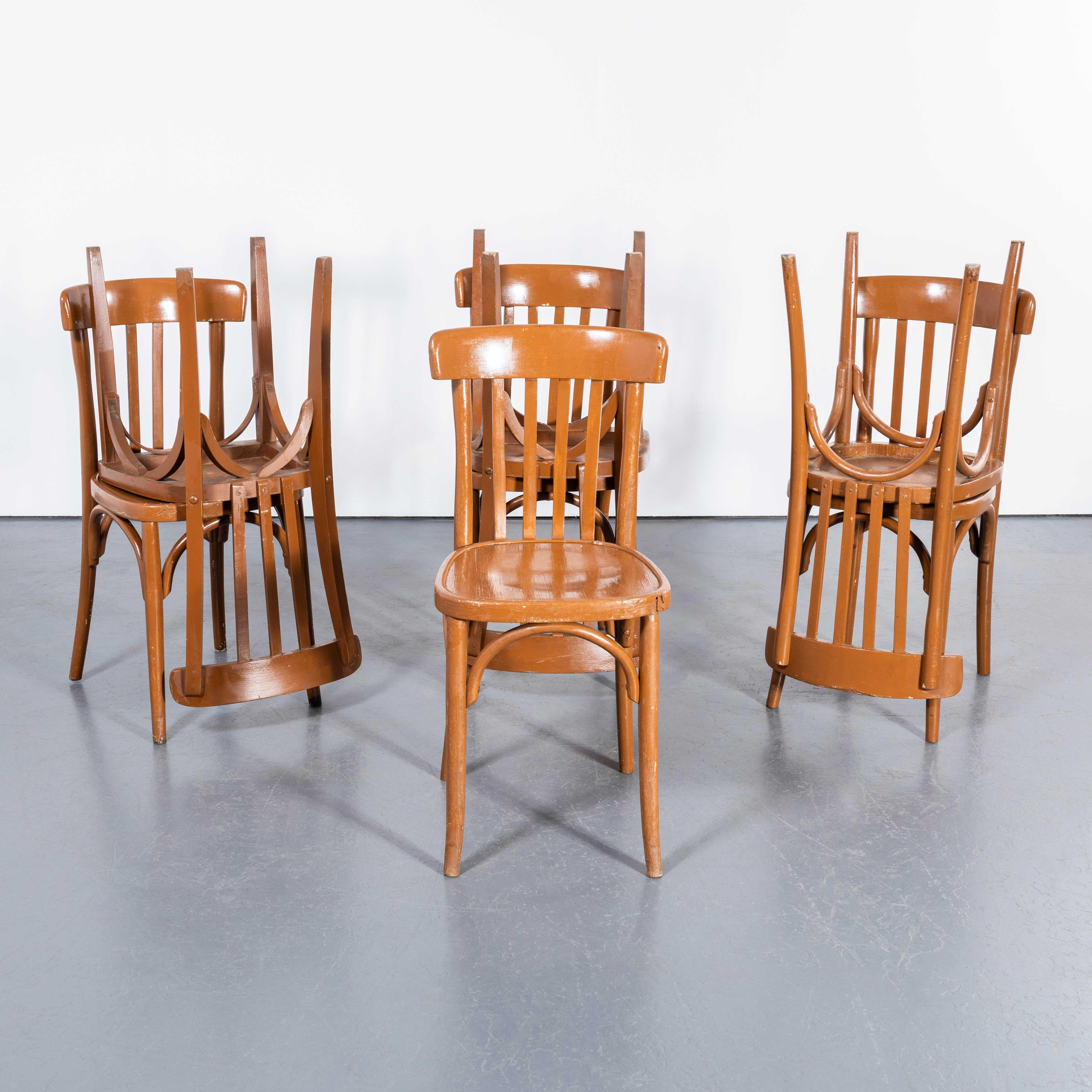 1950's Bentwood Nougat Painted Beech Bentwood Dining Chairs - Set von sieben. 
Diese in Frankreich hergestellten Stühle stammen aus der späten Produktion einer traditionellen Bugholzfabrik in Osteuropa. Hochwertiges Design und Konstruktion zeichnen