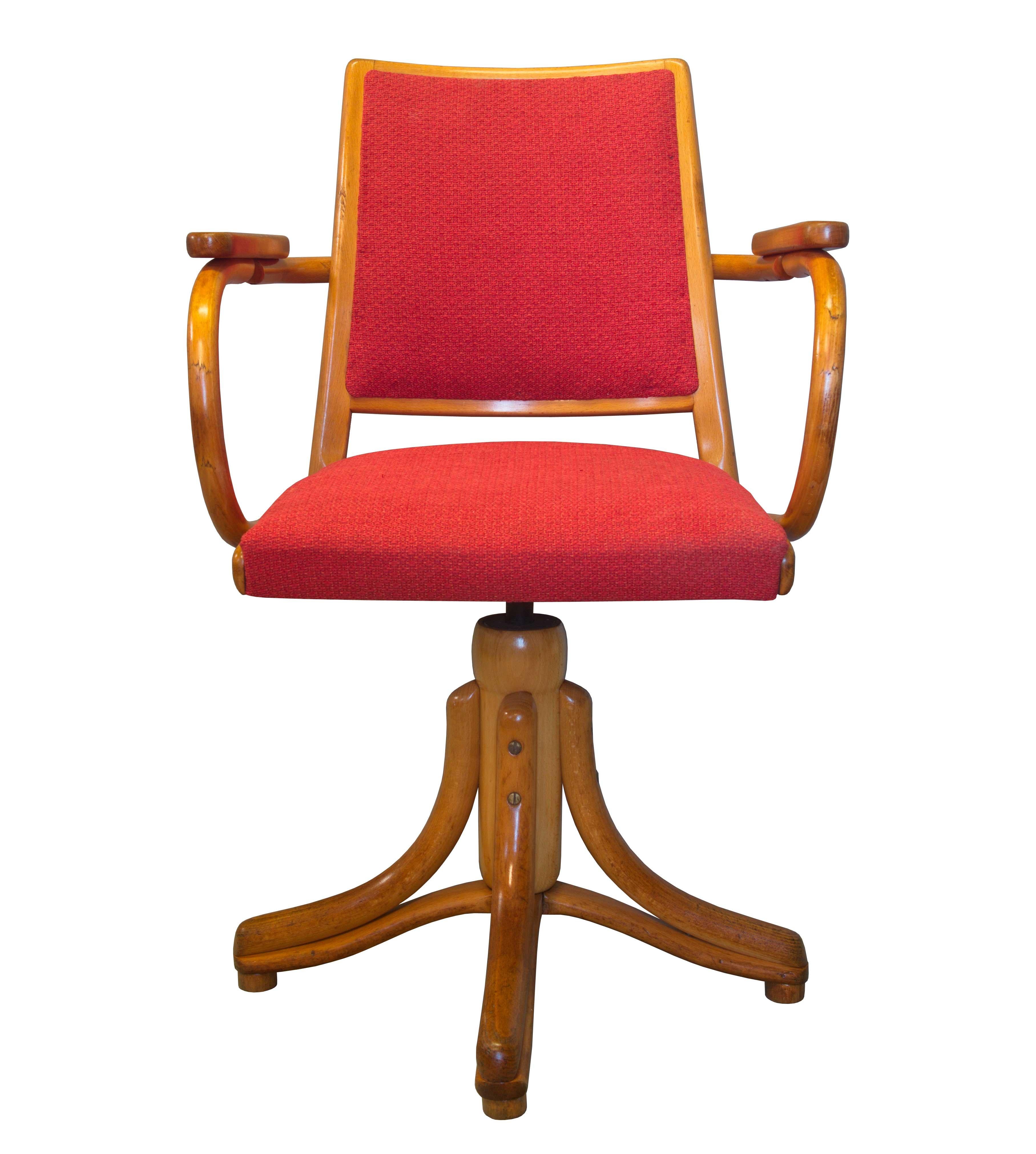 Dieser elegante und zeitlose Drehsessel wurde in den 1950er Jahren von der Firma TON in der Tschechoslowakei entworfen und hergestellt. Er trägt jedoch die Markierungen des Labels LIGNA, die auf der Unterseite der Sitzfläche des Stuhls zu sehen
