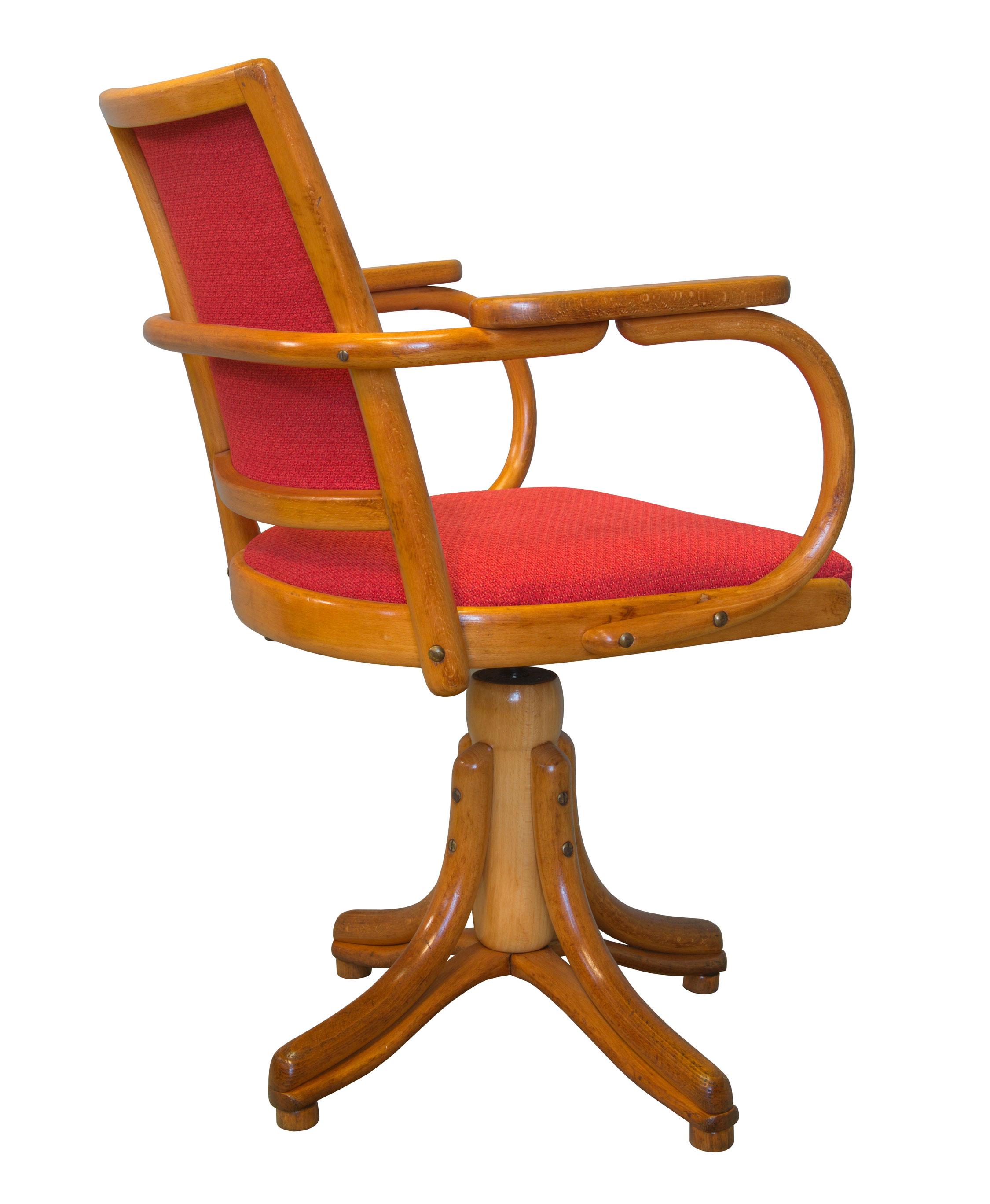 Tchèque Fauteuil pivotant en bois cintré des années 1950 par Ligna Prague en vente