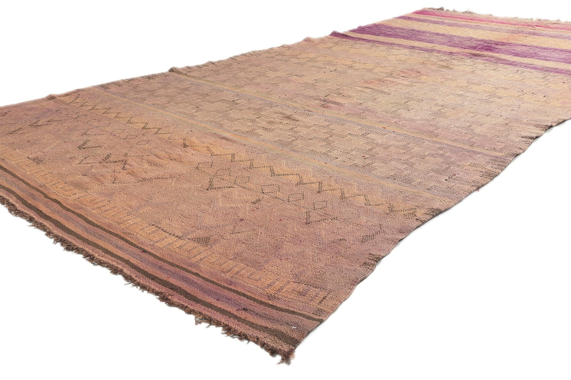 20361 Vintage Berber Marokkanische Kilim Teppich Läufer, 05'10 x 12'11. Dieser handgewebte marokkanische Kelimteppich aus Wolle ist ein exquisites Meisterwerk, das von den Berberstämmen Marokkos gefertigt wurde. Mit seiner harmonischen Mischung aus