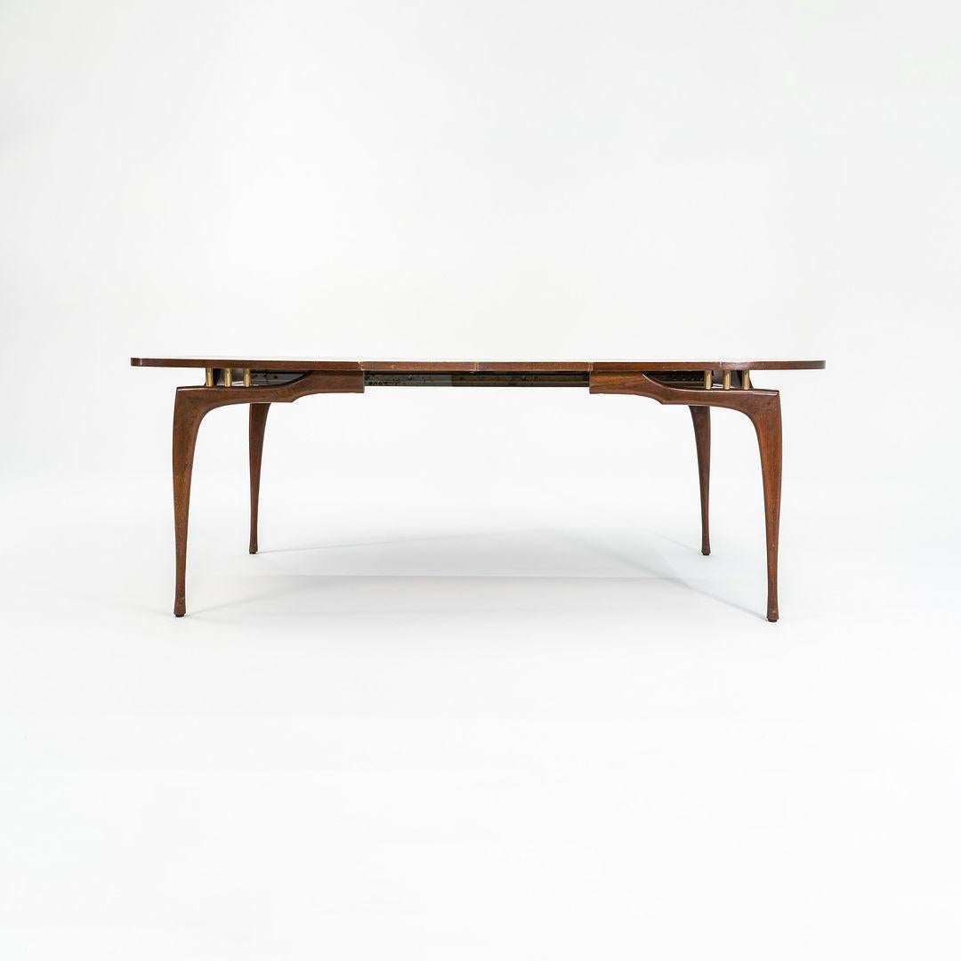 Voici un bel ensemble de salle à manger en noyer huilé conçu par Bertha Schaefer pour M. Singer & Sons en 1952 et produit en Italie pour la collection Singer Modern. L'ensemble comprend une grande table de salle à manger de forme ovoïde en noyer,