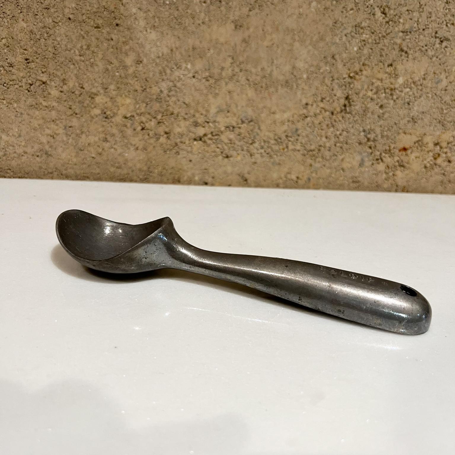 Vintage Roldip Americana aluminum ice cream scooper best ice cream server scoop
Stamped by maker
Measures: 7.5 length x 1.75 width x 1.25 tall
Original unrestored vintage preowned condition
Review images please.



