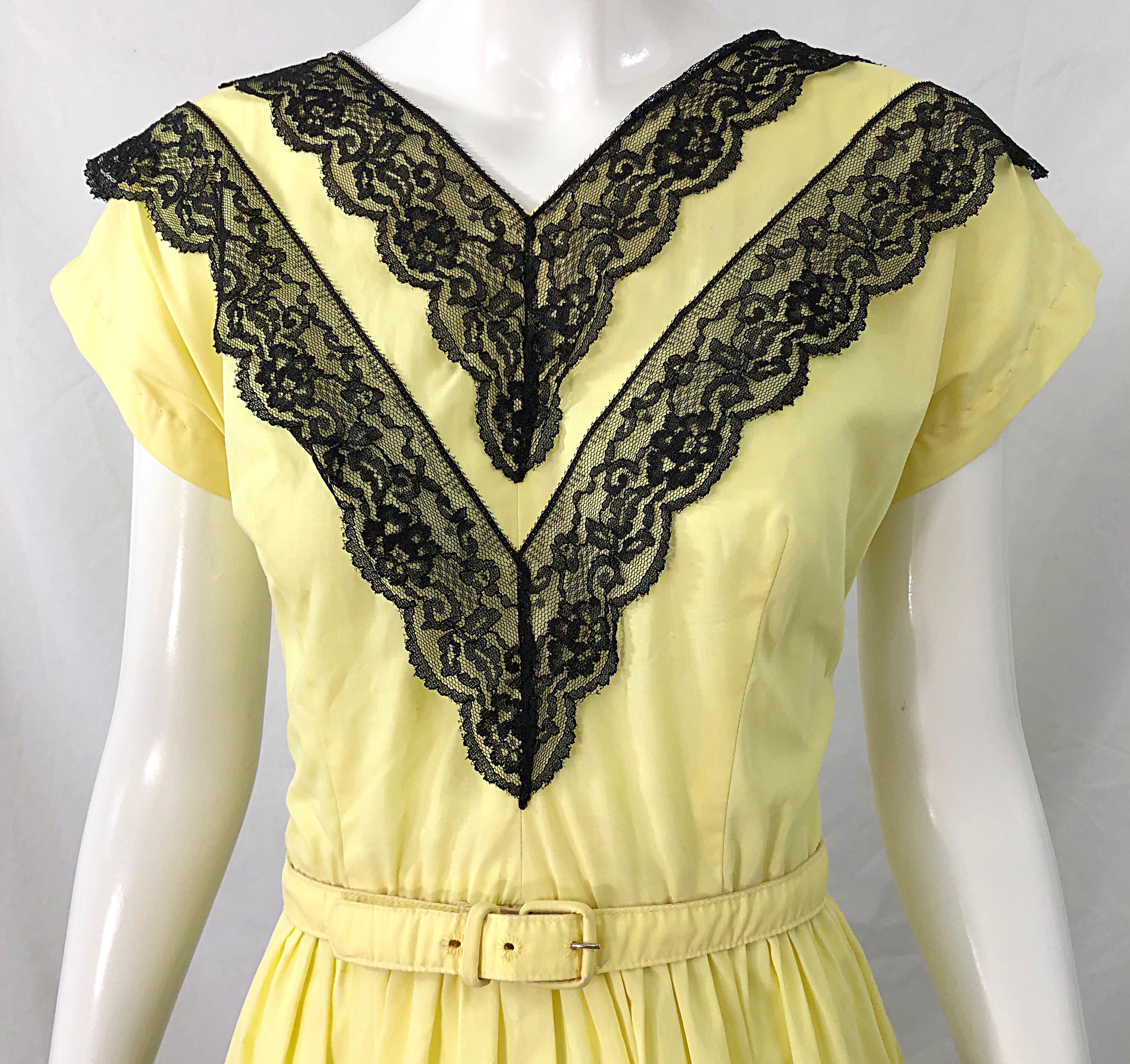 1950s Bettina of Miami Yellow + Black Cotton Lace Fit n' Flare Vintage 50s Dress In Excellent Condition For Sale In San Diego, CA