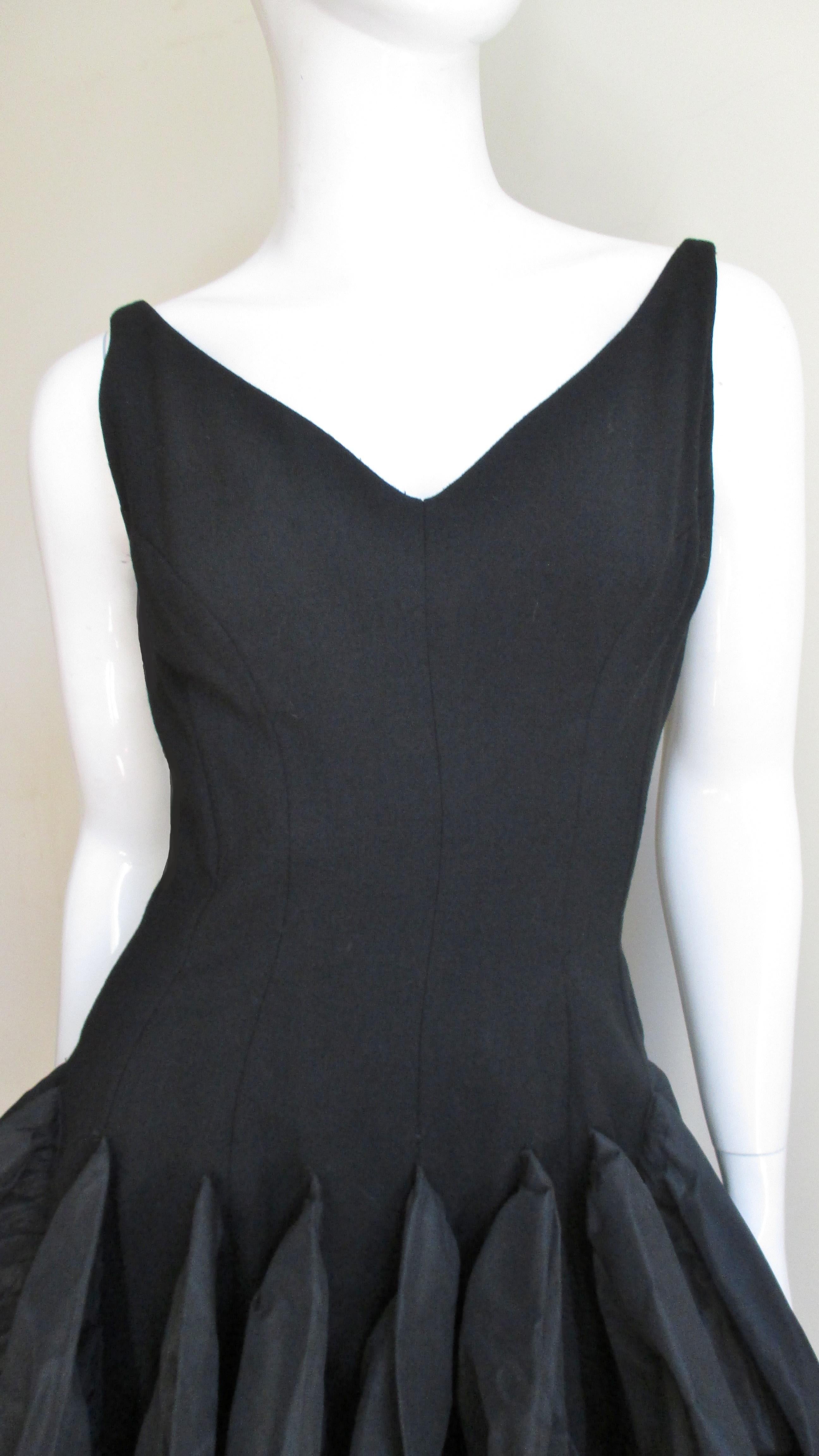 Noir Robe sculpturale Betty Carol des années 1950 en vente