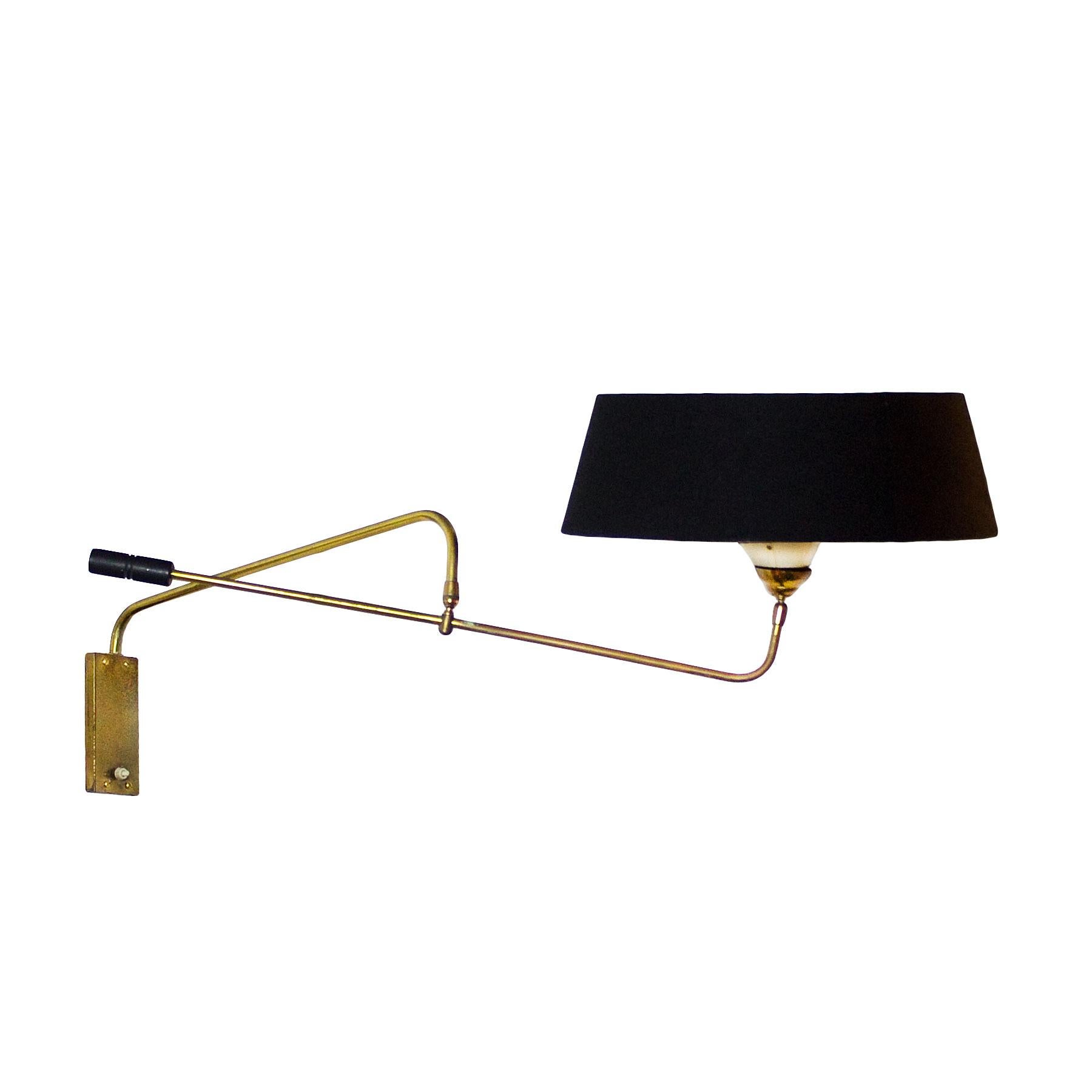 Big wall light with solid brass multidirectional oscillating arm, blackened steel counterweight. Perspex diffuser and new black and golden lampshade.
Maker: Maison Lunel.
France, circa 1950.

Lampshade: Diameter 42 cm.
   