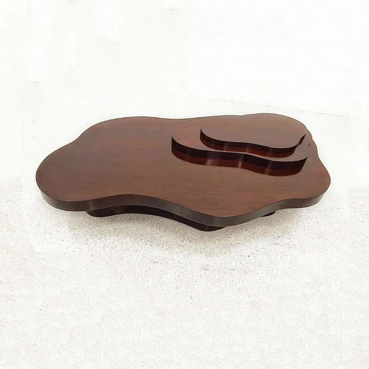 Noyer Table basse biomorphe des années 1950 dans le style de AT&T. Robsjohn-Gibbings en vente