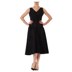 Schwarzes Cocktailkleid aus Acetat-Taft mit Swing-Rock aus den 1950er Jahren und einzigartigem, gerafftem Dekolleté