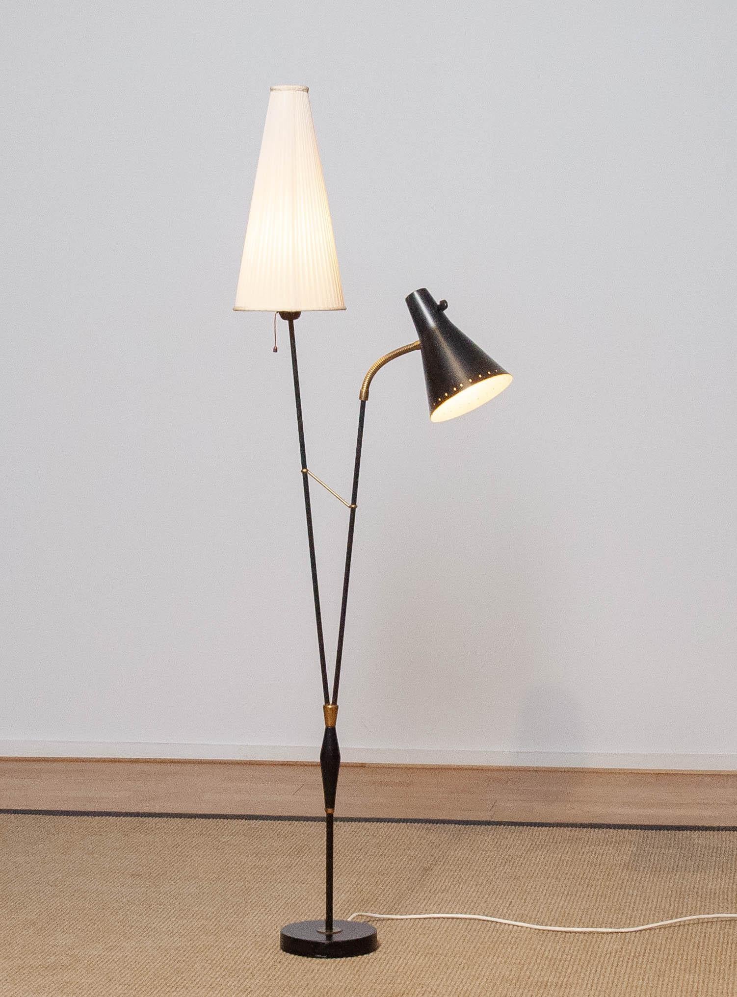 Beautiful floor / reading lamp designed by Hans Bergström for Ataljé Lyktan in Sweden from the 1950's. Brass and metal base in black. Both lamps can be separately switched on / off and technically in good condition.
Both screw fittings are for screw