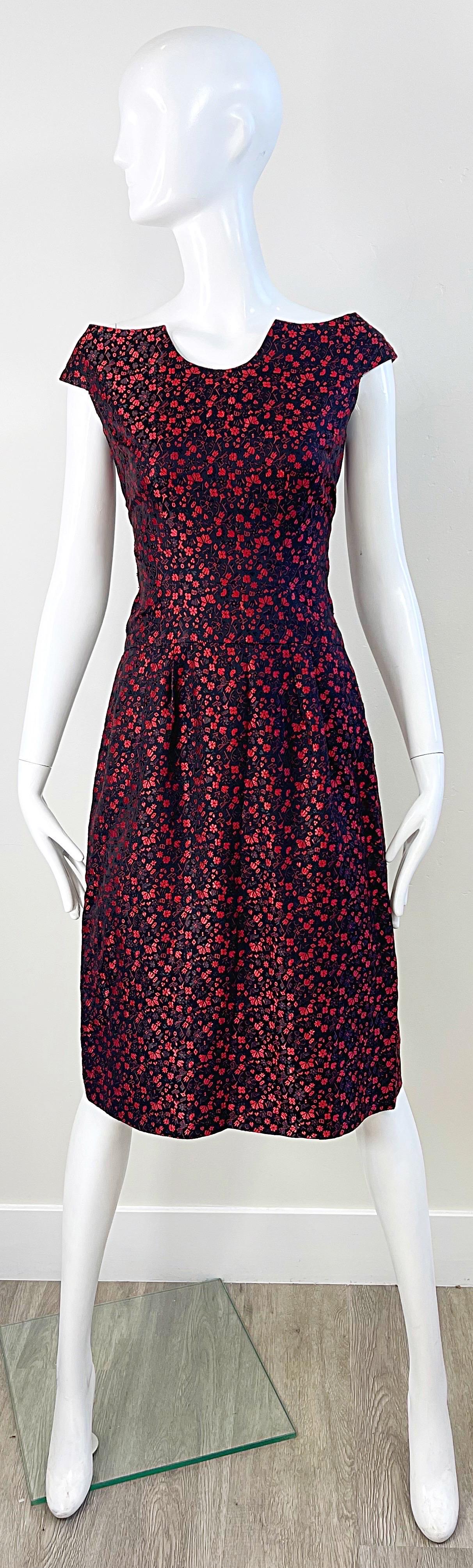 Magnifique robe de cocktail vintage de la fin des années 50 en brocart de soie noir et rouge avec épaulettes ! Des fleurs et des origamis imprimés en rouge à lèvres. Fermeture à glissière entièrement métallique dans le dos avec fermeture à crochet.