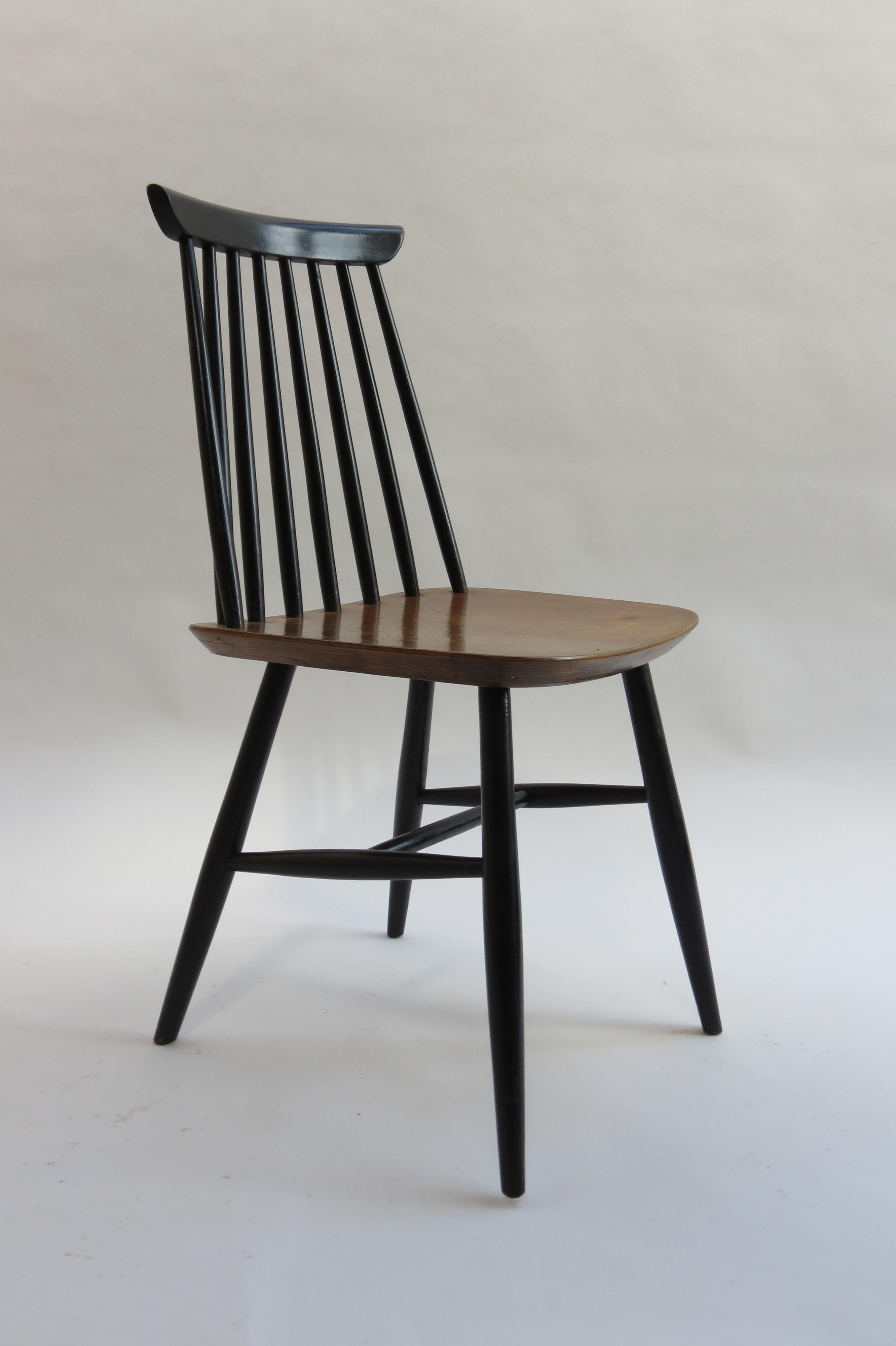Esszimmerstuhl von sehr guter Qualität im Stil von Imari Tapiovaara. Entworfen in den 1950er Jahren. Beine und Rückenspindeln aus ebonisierter Buche und nussbaumfurnierte Sitze.

In gutem Vintage-Zustand, durchgehend sehr schön patiniert. Mit