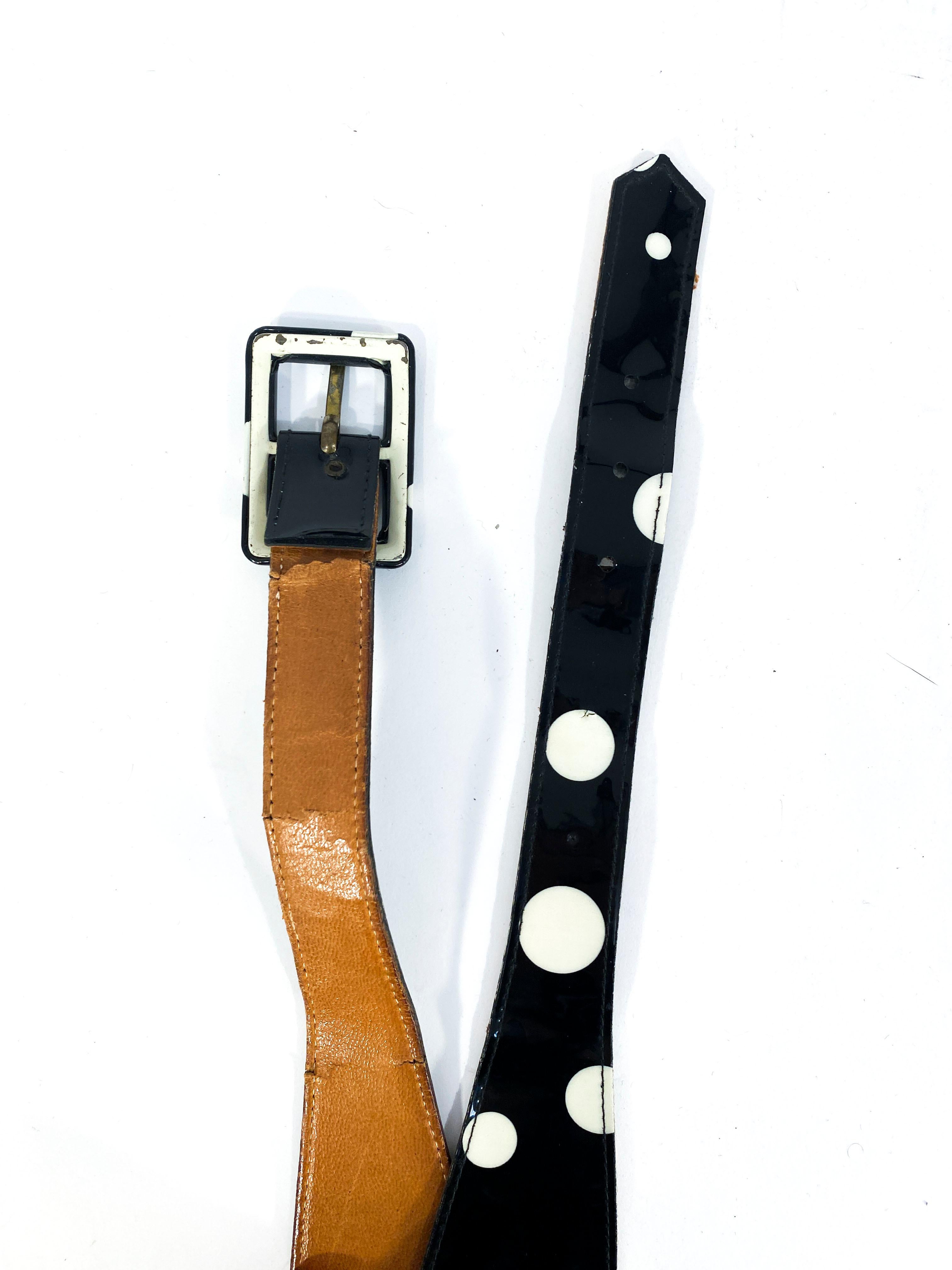 Porte-monnaie en similicuir à pois noirs et blancs des années 1950 avec ceinture assortie  en vente 2