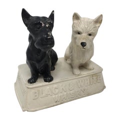 figurine publicitaire en noir et blanc des années 1950 pour le whisky écossais Scottie Dogs Bar Top