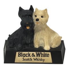 figurine publicitaire en noir et blanc des années 1950 pour le whisky écossais Scottie Dogs Bar Top