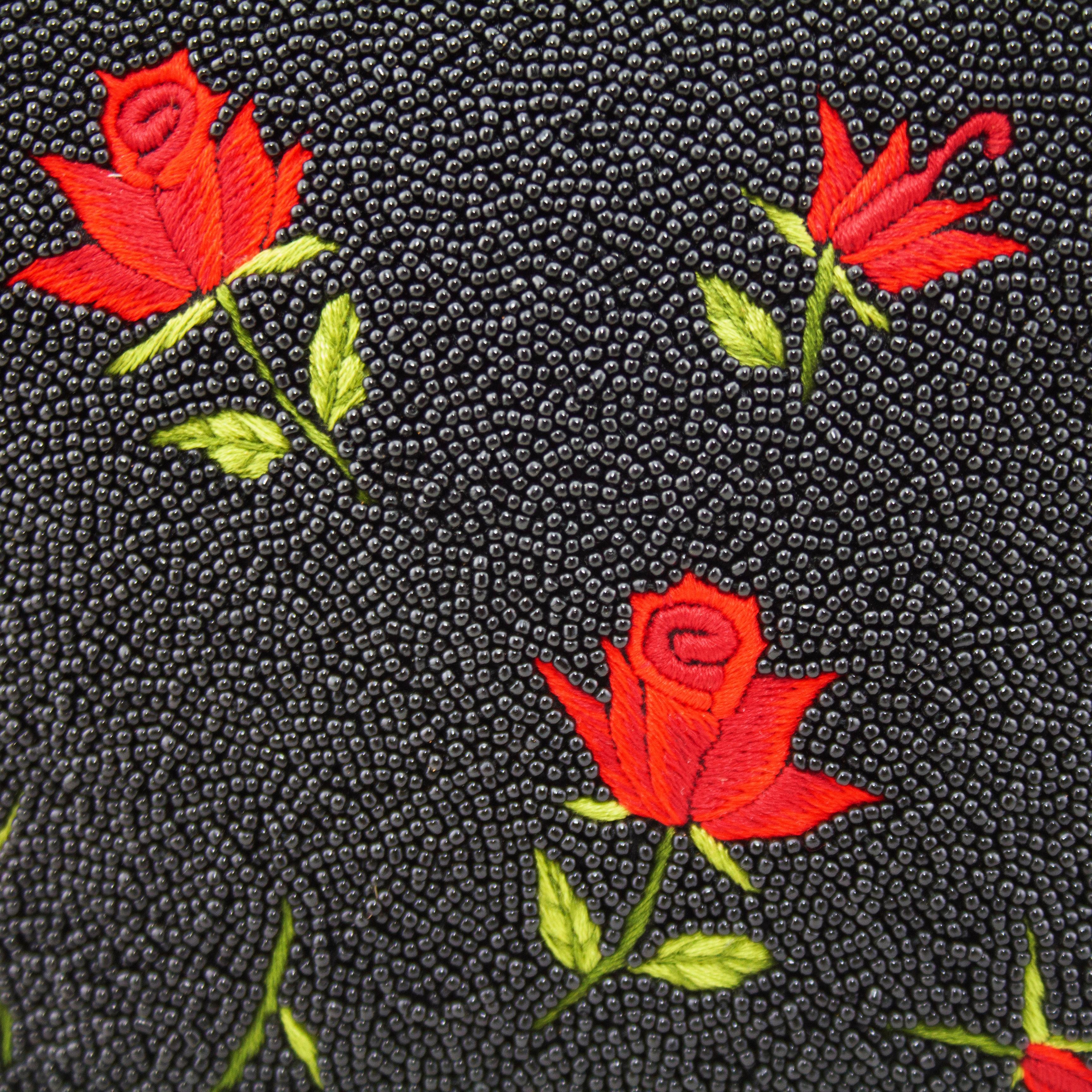 1950er Jahre Schwarze perlenbesetzte Abendtasche mit roten Rosen  im Zustand „Gut“ im Angebot in Toronto, Ontario